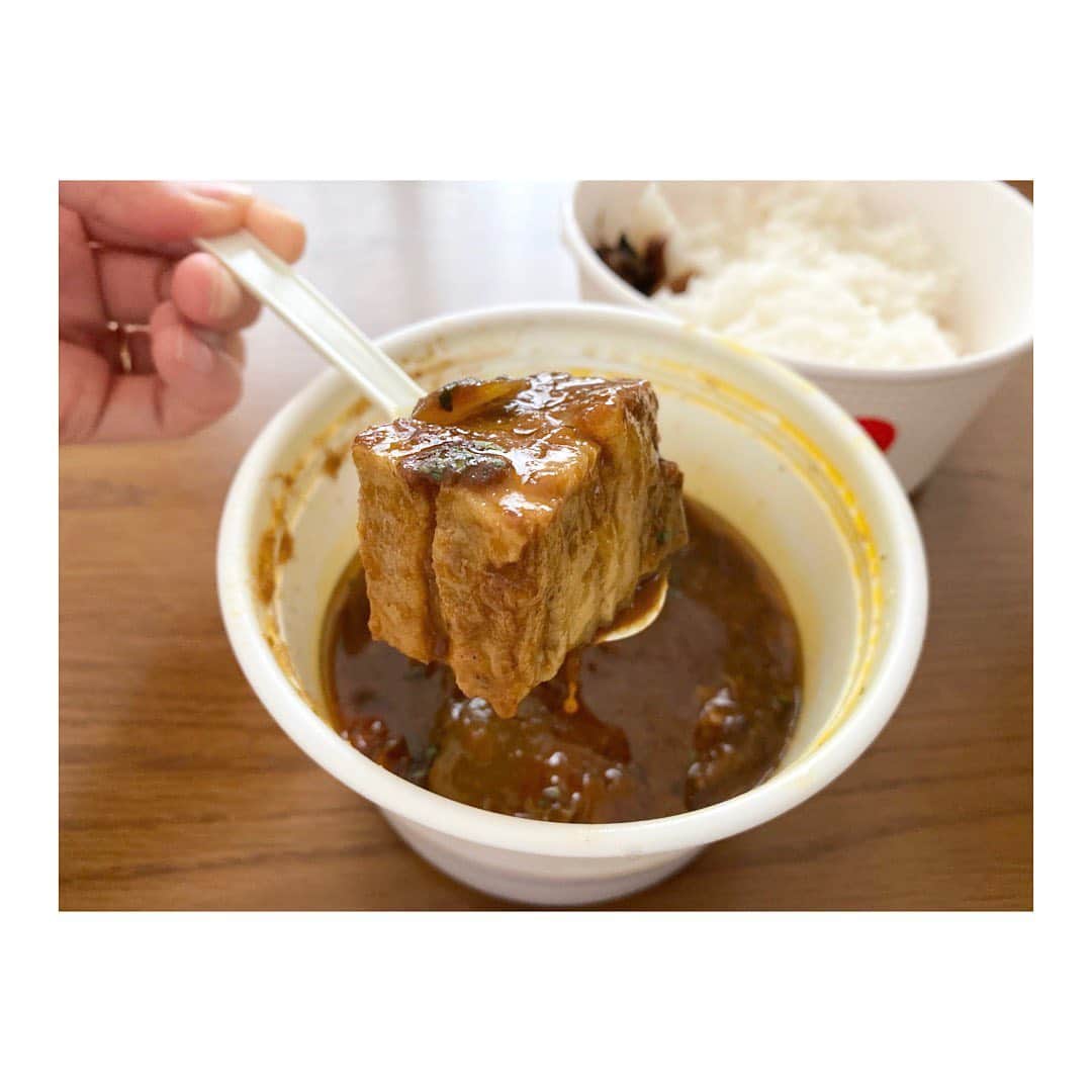 小塚舞子のインスタグラム：「松屋　はい。みんな大好き松屋です。ごろごろ創業ビーフカレー。オイリーでジューシーなルーに文字通りごろごろのお肉。いつまでも鼻が幸せ。家で食べると家中にスパイスのカレーが広がって家も嬉しそう。マイカリー食堂が大阪にもできますように。 #松屋カレー」
