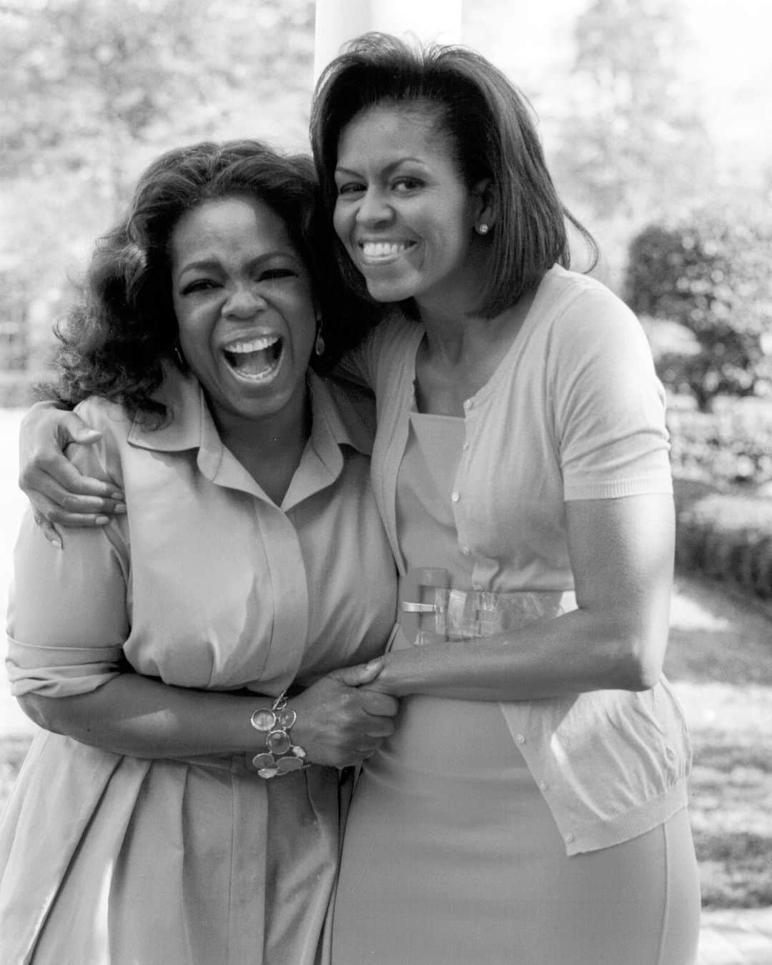 ブルース・ウェーバーさんのインスタグラム写真 - (ブルース・ウェーバーInstagram)「Michelle Obama, shortly after the family had moved into the White House—here with Oprah for O Magazine. Michele was so charming to me and my crew and she called everybody by their names. It was a real honor to take these photographs. ————— @michelleobama and @oprah,  Washington, D.C. 2009.」6月15日 22時57分 - bruce_weber