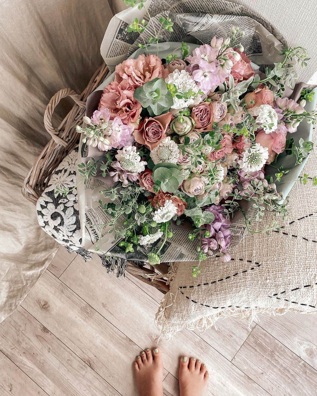 Manamiのインスタグラム：「Thank you🤍💐🤍🌹🤍🌷 今年のお誕生日はたっくさんお花を頂きました🥰 1年分は頂いちゃったな🥰💕happy  今日は @plus_flower_2020 から こーんな大きな花束のサプライズ😭🙌🏻💗 嬉しい😭💗💗💗 ありがとうございます💐💖 ㅤ #💐💐💐💐」