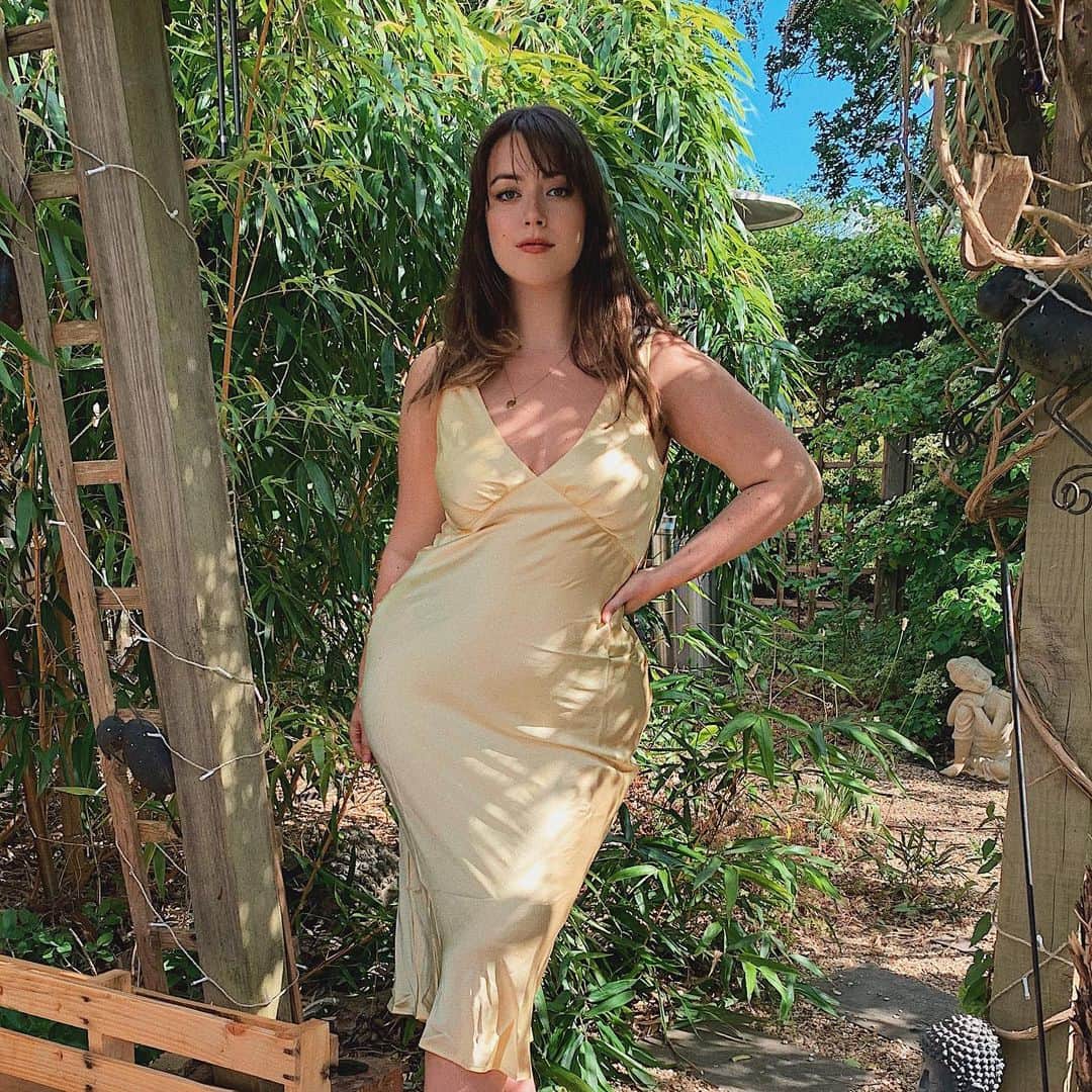 Rebecca Penfoldのインスタグラム：「In a shock turn of events here I am in another slinky/yellow outfit. Dress [gifted] - @asos  #asos #athomewithasos」