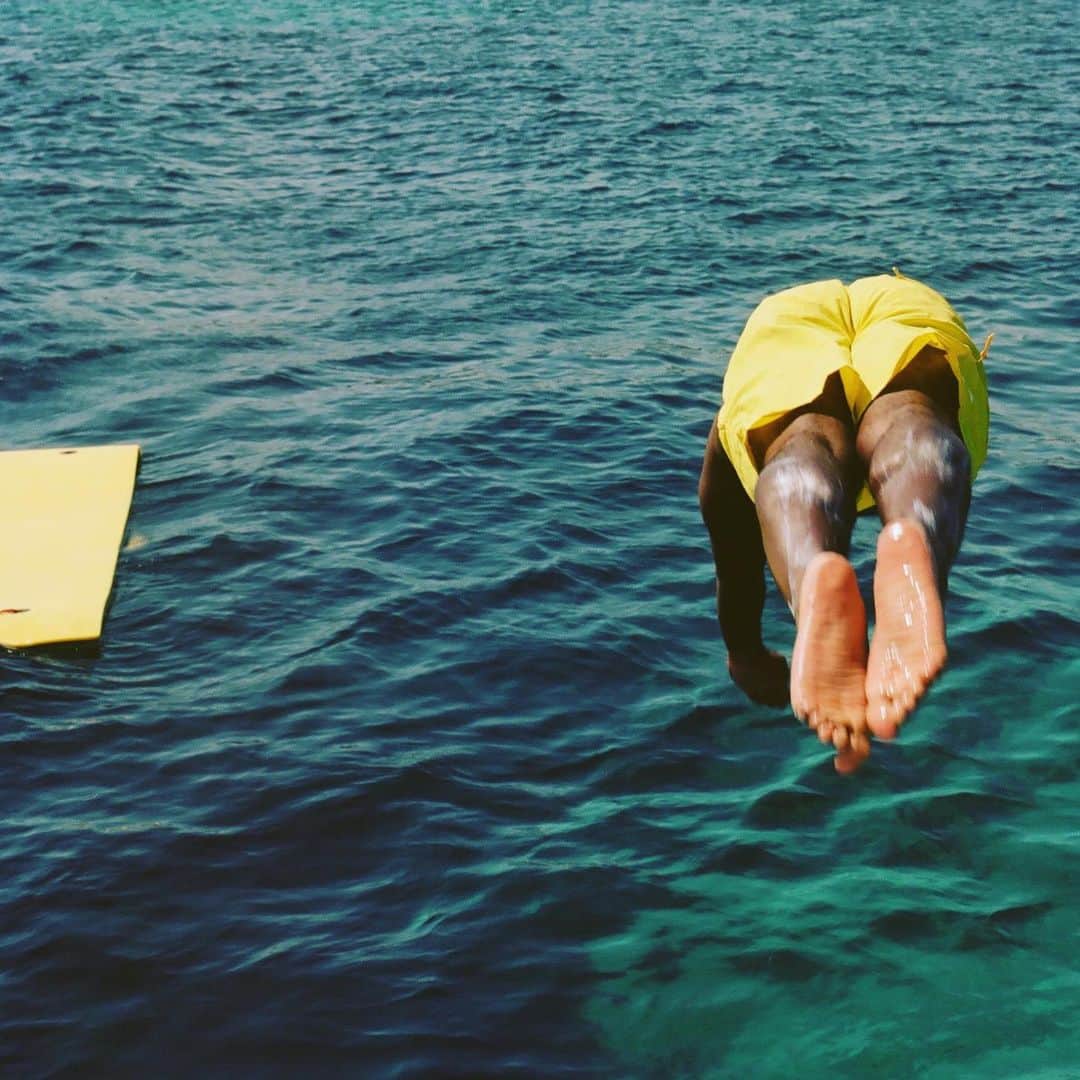 リリー・コールのインスタグラム：「Missing sea. Last summer.」