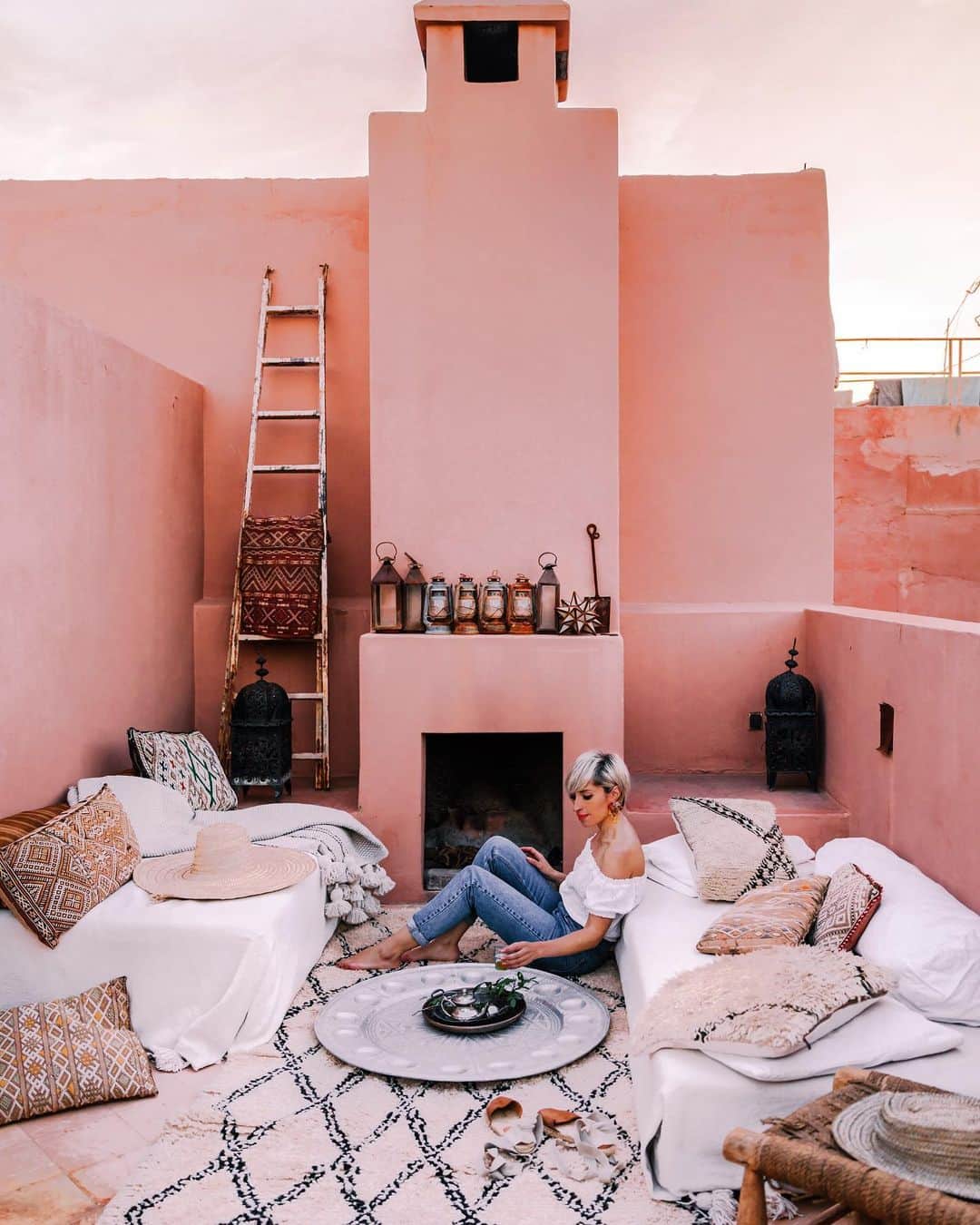 リリー＝ローズ・メロディのインスタグラム：「Early morning at my favorite Moroccan riad ✨」
