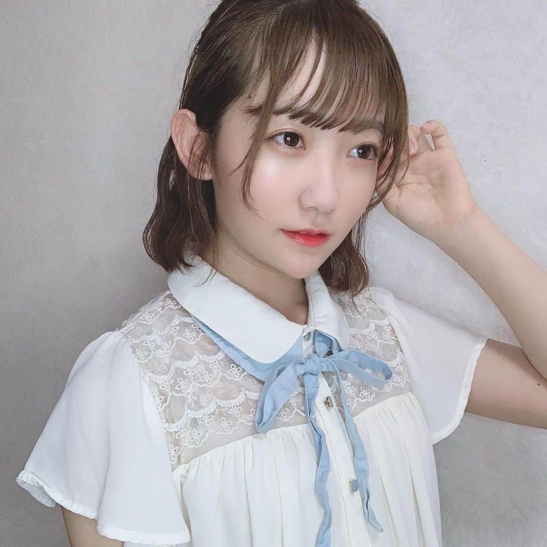 夏川愛実のインスタグラム：「﻿ ﻿ おやすみ😀💓﻿ ﻿ ﻿ #春夏#春服#夏服#ブラウス#韓国風#トップス﻿ #ヘアアレンジ#ボブアレンジ#ショートボブ#ショート女子﻿ #お団子#お団子アレンジ#清楚系#アイドル#アイドルメイク﻿ ﻿ ﻿ ﻿ ﻿」
