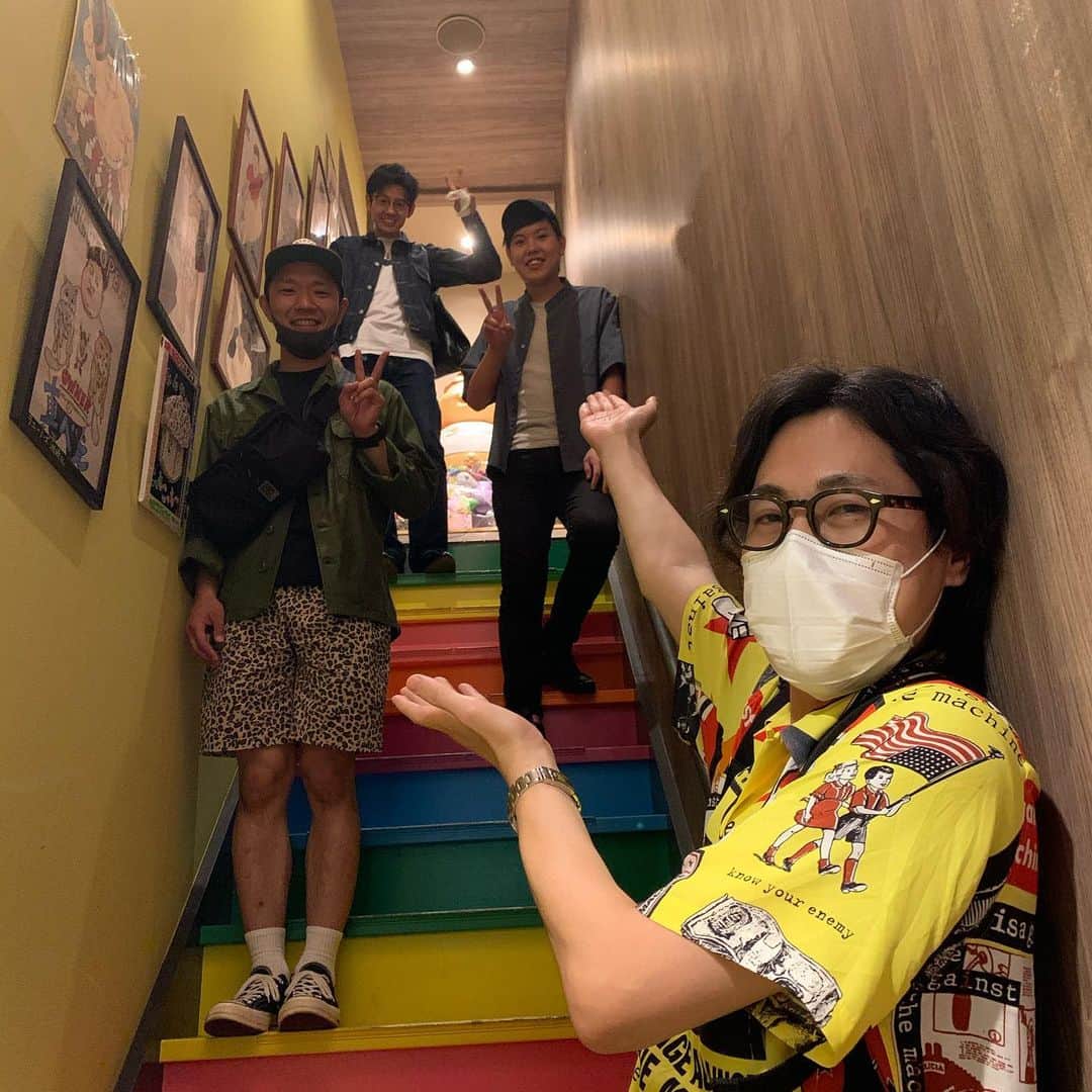 池田真一のインスタグラム：「先日 トットの桑原さん 吉田たちこうへいさん ヒガシ逢ウサカ今井 エンペラー安井 来てくださいました！ ソーシャルディスタンスで写真撮影！ 階段もうバラしちゃいます😆」
