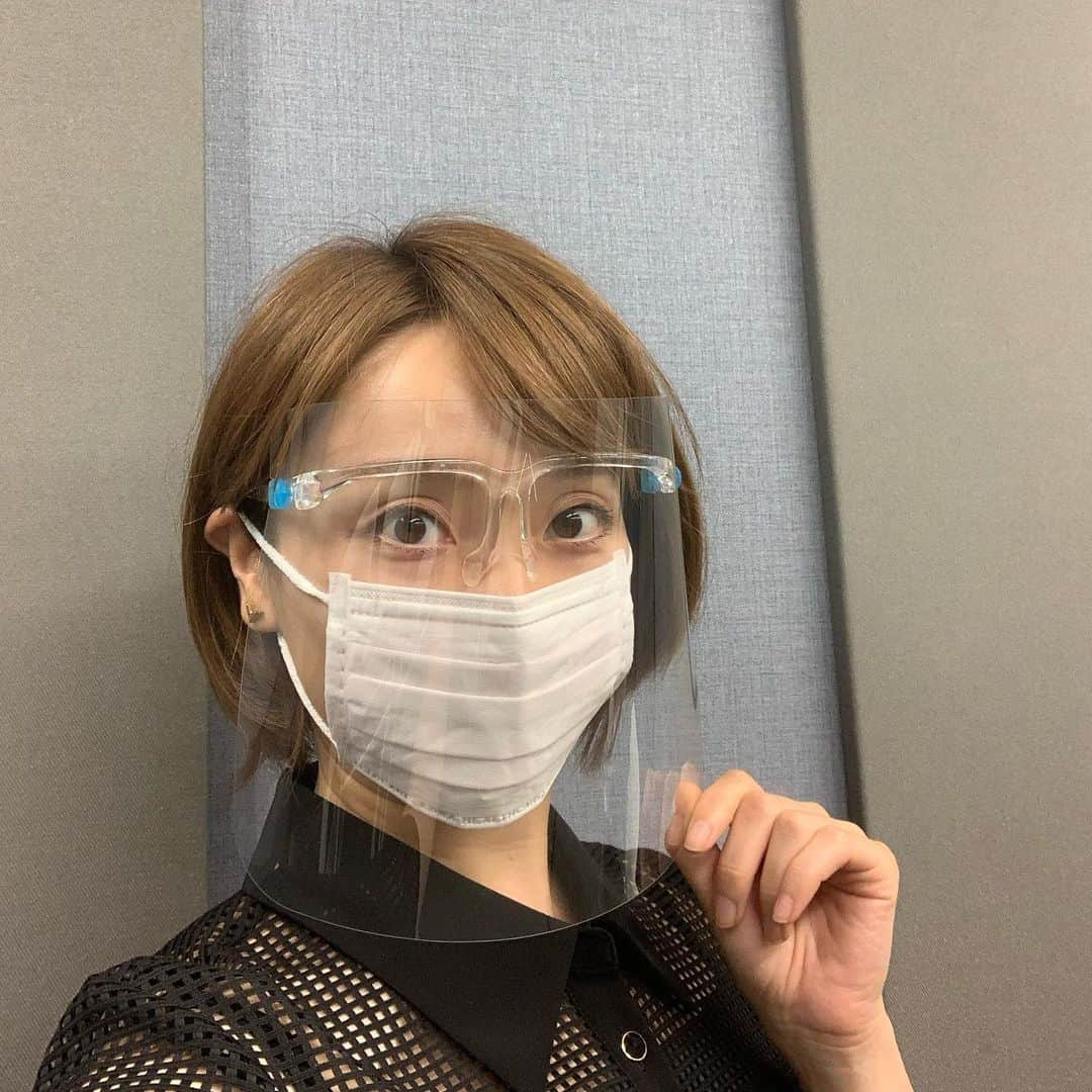 藤咲えりのインスタグラム：「フェイスシールド生活にも慣れてきました。思ってた程違和感はないです。 ご自身でご用意された生徒さんもいらして、普通に購入出来る事を知りました！ 歌う時マスク外したくないと言う方にはフェイスシールド良いかもしれません。 日常でも使いやすい物ができれば！ 　#フェイスシールド#ミュージカル#レッスン」