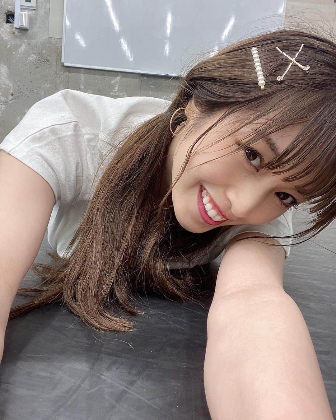 のインスタグラム：「#チェル練 2枚目は「Liveしたいー」て顔🤓 明日も晴れなの嬉しいな😊 おやすみなさい🌙😴 #ツインテール　#cherrsee」