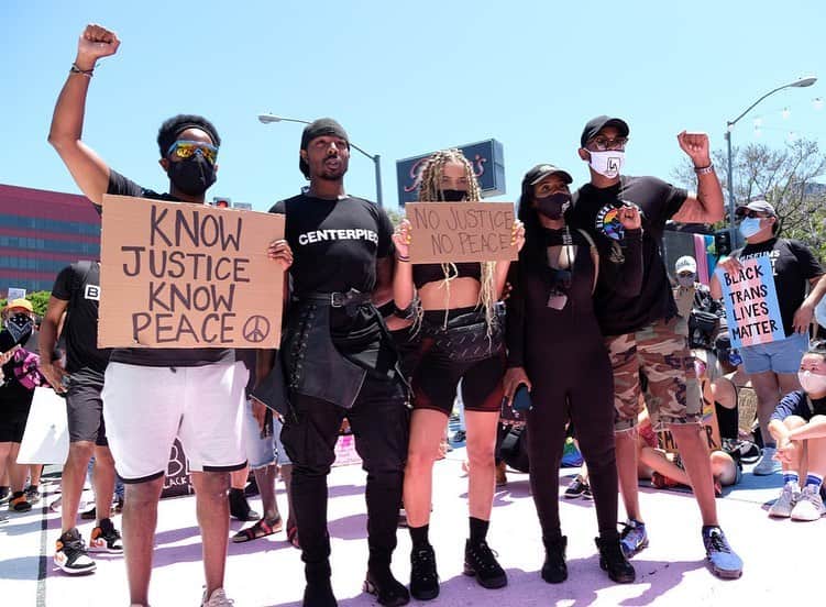 MTVさんのインスタグラム写真 - (MTVInstagram)「This weekend, protests in Brooklyn, LA and Chicago centered the experiences of Black trans women, and the unequal levels of violence and discrimination they face 📸 As we continue to fight for #BlackLivesMatter – and let’s be clear, these protests are only growing – please keep in mind how race intersects with gender and sexuality.」6月15日 23時28分 - mtv