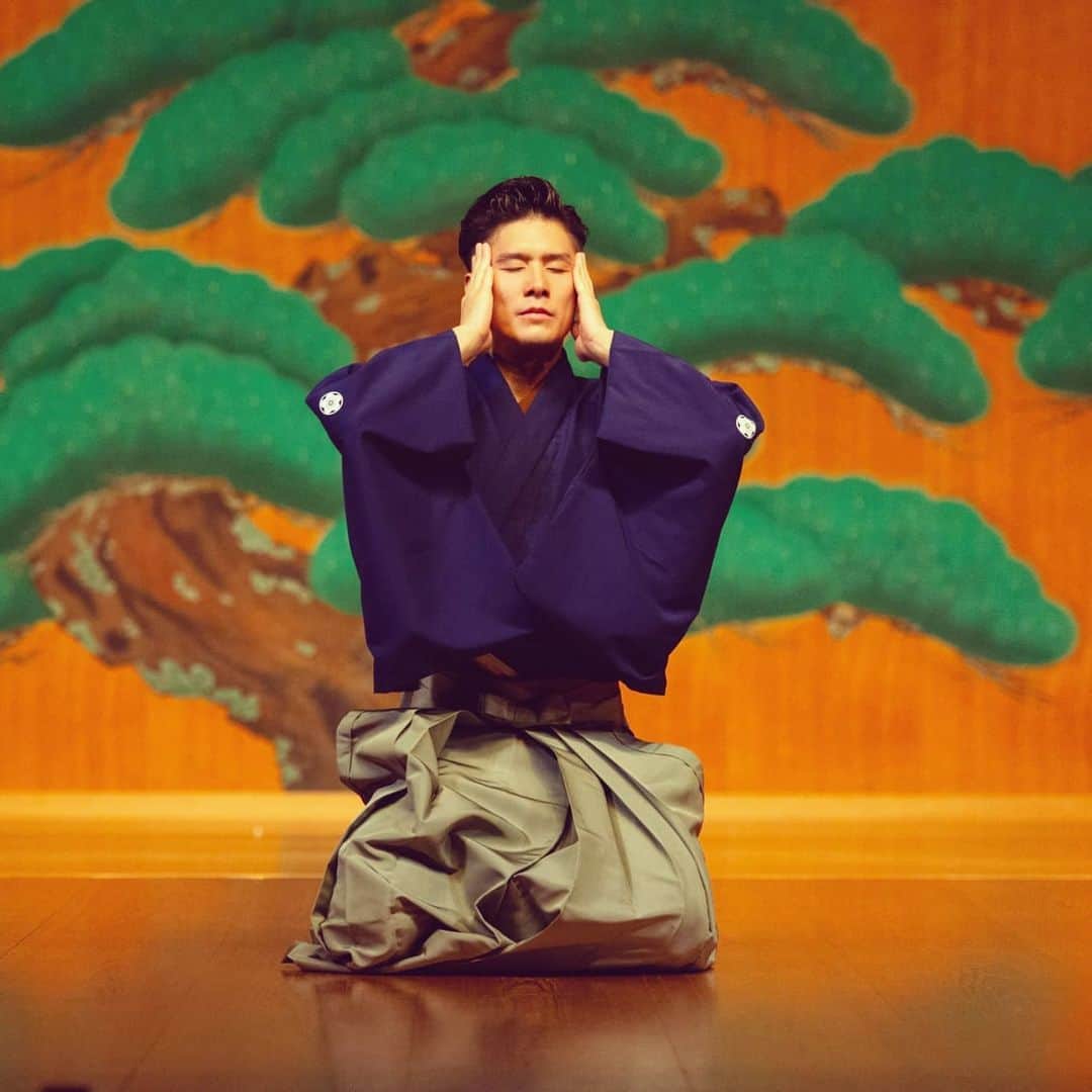 梅川壱ノ介（舞踊家）のインスタグラム：「𝐂𝐞𝐥𝐥𝐨 𝐒𝐨𝐧𝐚𝐭𝐚 ￣￣￣￣￣￣￣￣￣￣￣￣￣￣￣￣￣￣￣￣￣ 花柳壽輔さまより振付、監修して頂いた、新作舞踊《チェロソナタ》。アメリカで初演、去年は日本で再演された大切な大切な作品。  一人の男の夢遊の世界 現実と夢、過去と未来、人間とモノ、様々なシーンが展開される  #梅川壱ノ介  #日本舞踊 #舞踊家 #日本文化」