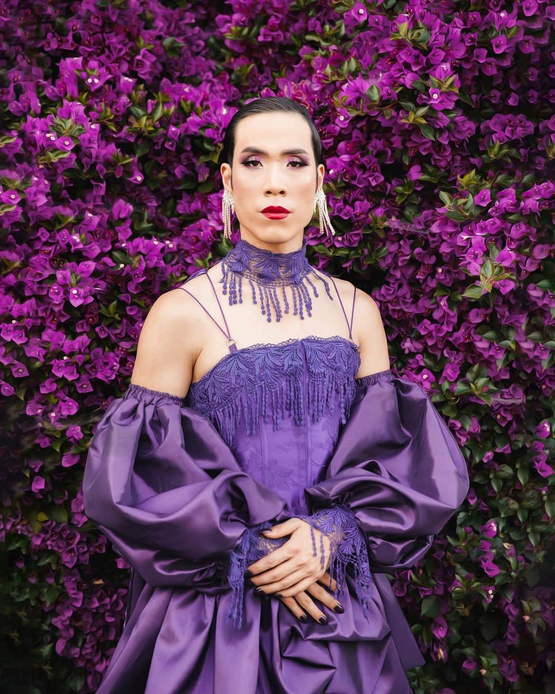 のインスタグラム：「A year ago today, I shared my coming out with my family and the world. My life’s work is, and forever will be, dedicated to LGBTQ+ POC storytelling and spaces. So many projects in development over the past 7 years that I haven’t been able to talk about publicly that I’m excited to share with you soon... 🏳️‍🌈 Styling: @farrenjeanandrea Designer: @_utierre Hair: @daviddanggg Makeup: @ariannachayleneblean Photo: @jdrenes Producing:@cafleen」