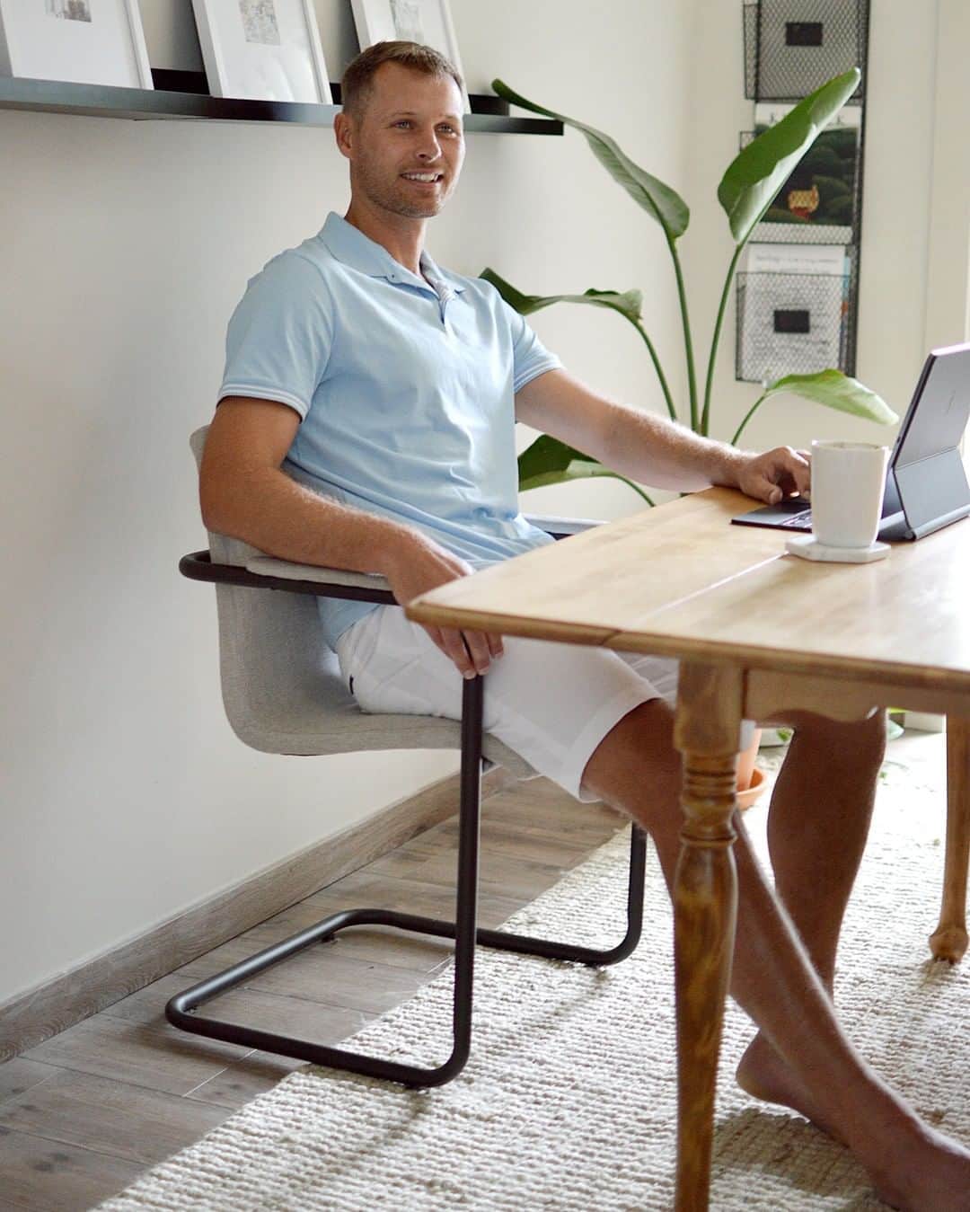 ペリーエリスのインスタグラム：「Still working from home? We've got you and @Adamjahn14 covered! #LifeReadySince1976 #pewfh」