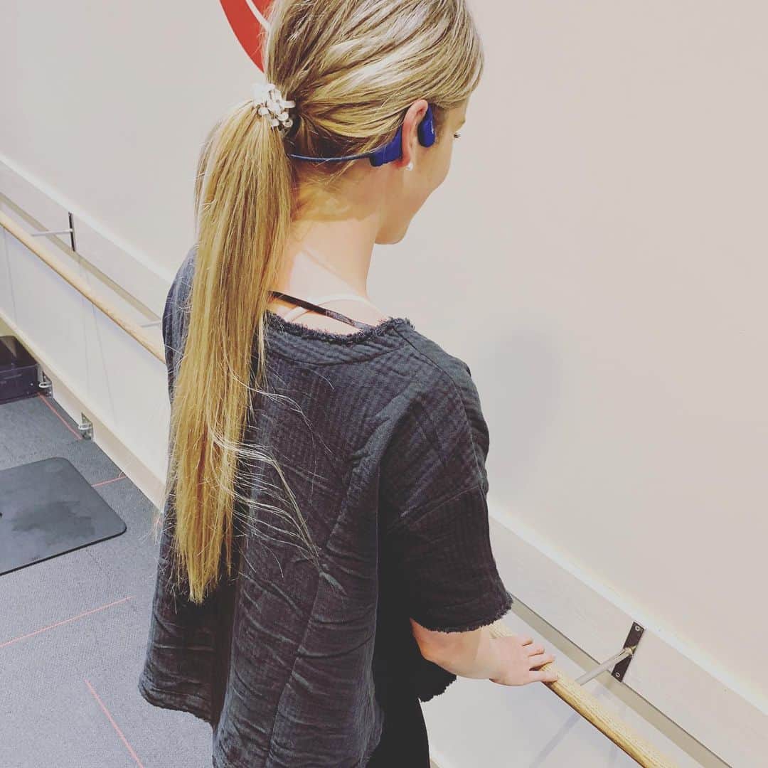 メリッサ・フランクリンのインスタグラム：「It’s hard to believe summer is already here and it’s the middle of JUNE already! These past few months have shown me how amazing even the smallest of moments can be, and I am headed into the summer (safely) carrying so much gratitude for the things I am slowly being able to reincorporate into my life.  Being back at the studio for barre is such a special time for me. I can tune everything out, put my @aftershokz on, and work on my classes. Not being able to be in the studio for so long gives me such an appreciation for my time there now. To help us all look on the bright side as we get into summer, @aftershokz is offering 20% off from June 15th-21st!! So if for whatever reason you’ve been waiting, now’s your time🤗🎉 Shop the link in my bio! #ShokzSquad #ShokzSummer #Ad」