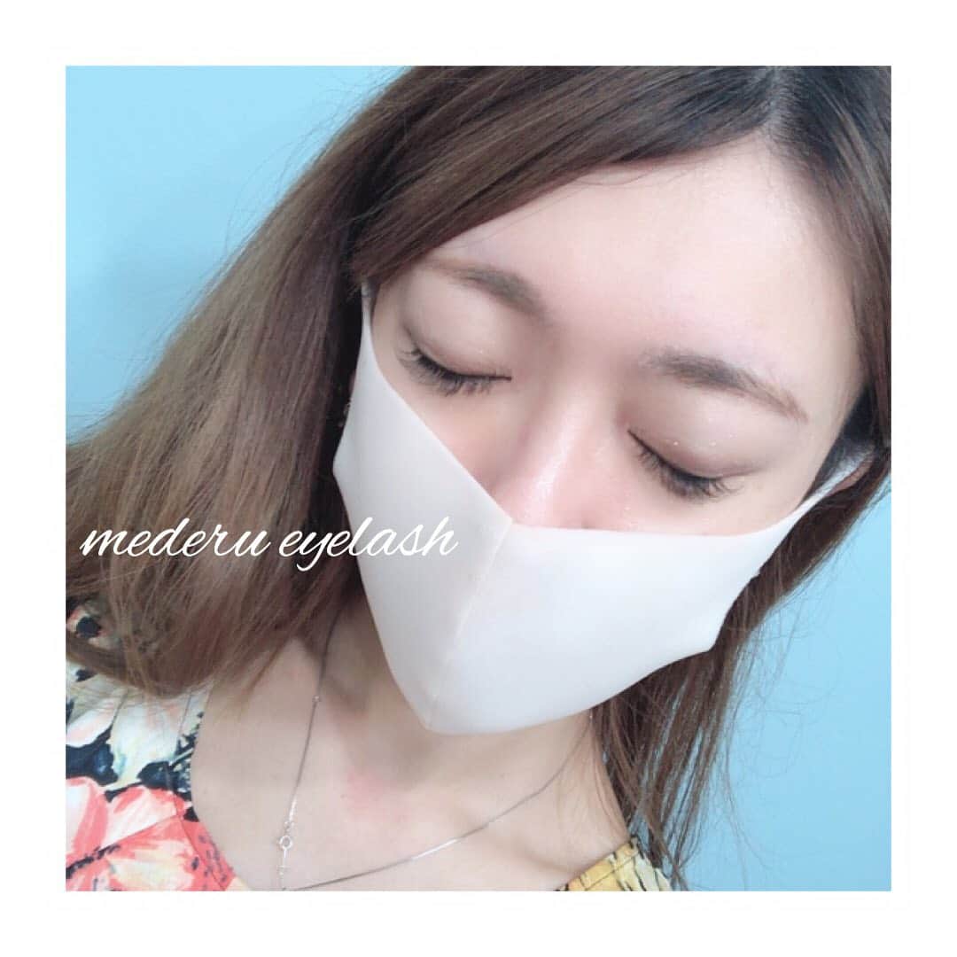 菊池かなこのインスタグラム：「. . 久々のマツエク 表参道のMEDERU eyelash ( @mederu_eyelash ) で✨ . 初めてカラーエクステにしました☺︎ . ナチュラルに盛れて ばっちりマツエクという感じにならないので、 カラーマツエクおすすめ 光に当たった時に透け感があってきれいです! . 取れにくいバインドロックにしました。 バインドロックは自睫毛を2種類のエクステで挟むので 取れにくくなって濃さも出るそう🌻 . バインドロック ディープオリーブ×ダークピンクブラウン Dカール 10~11mm . . 表参道 まつ毛エクステ MEDERU 🔍 ストーリーにもURL載せました✨ . . ୨୧┈┈┈┈┈┈┈┈┈┈┈┈┈┈┈┈┈୨୧ #バインドロック#カラーマツエク#表参道マツエク #マツエクサロン#マツエク#マツエクデザイン #ブラウンマツエク#アイラッシュ#まつ毛エクステ」
