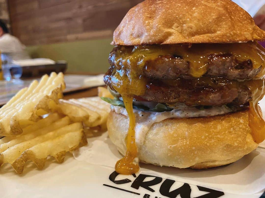 石川龍のインスタグラム：「シズル感、出てますかね？ ・ 四ツ谷のCRUZ BURGERS & CRAFT BEERSのdouble & double（¥1,600）。 ・ 緊急事態宣言を経て、先週末から営業再開したということで行ってきました！ 好きなハンバーガー屋さんTOP3に入るこのお店。店名にもある通り、絶品のハンバーガーに加えてビールにもこだわっているところが最高です。 #cruzburgers #ハンバーガーも好き #チェダーチーズ #cheddar」