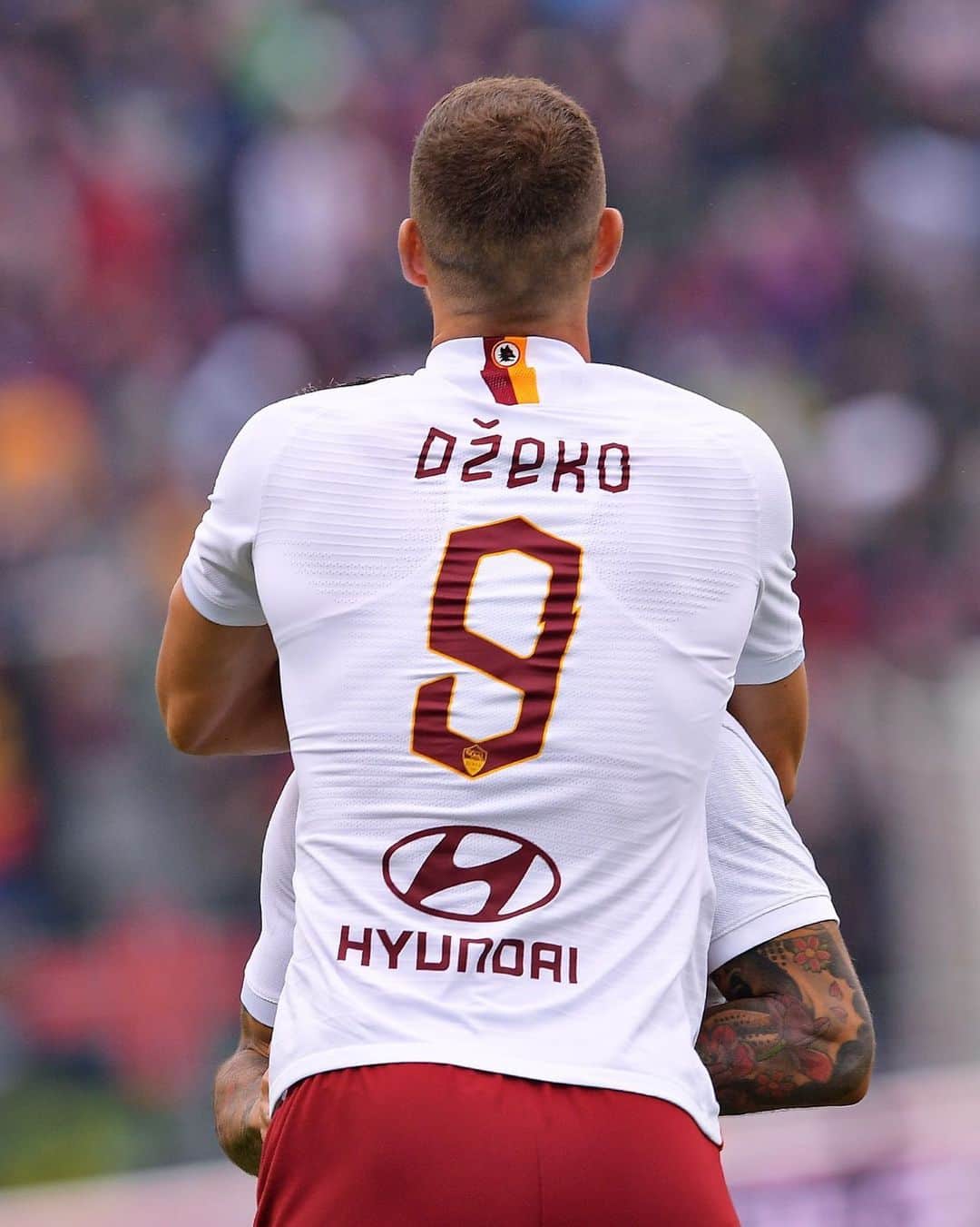 ASローマさんのインスタグラム写真 - (ASローマInstagram)「⚡️ 9️⃣ DAYS TO GO! ⏳ Can you guess who is behind @ed_dzeko? 👀 #ASRoma」6月16日 0時01分 - officialasroma