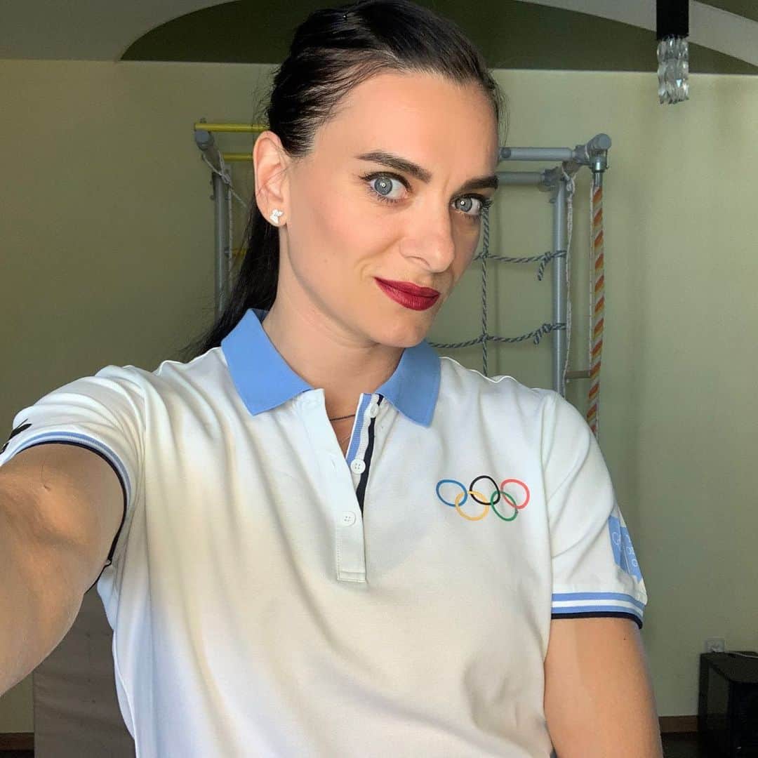 エレーナ・イシンバエワのインスタグラム：「🤩Жду ваших тем, для прямого эфира:) Планирую провести в среду в 21:00 по МСК. ⠀ До скорой встречи!🤗 ⠀ Waiting for your topics for stream live:) I plan to hold it on Wednesday at 21: 00 Moscow time. ⠀ See you soon!🤗 ⠀ #IOC#исинбаева#isinbaeva#МОК#sport」