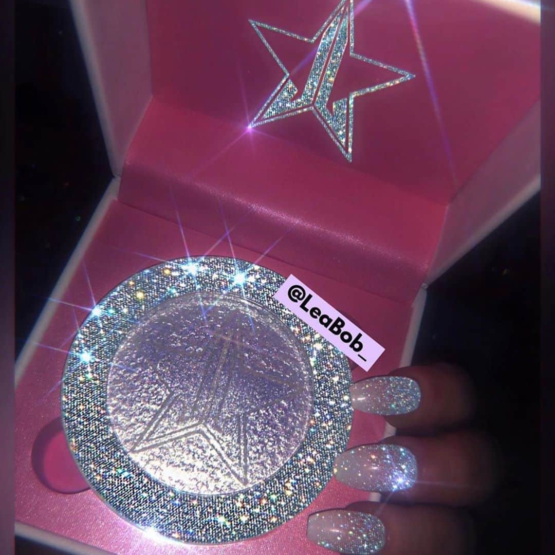 Jeffree Star Cosmeticsさんのインスタグラム写真 - (Jeffree Star CosmeticsInstagram)「Diamonds are a girls best friend 💎 Gleam to the extreme with our iconic #supremefrost 🌟 Photo by: @leabob_ ✨ #jeffreestarcosmetics」6月16日 0時11分 - jeffreestarcosmetics