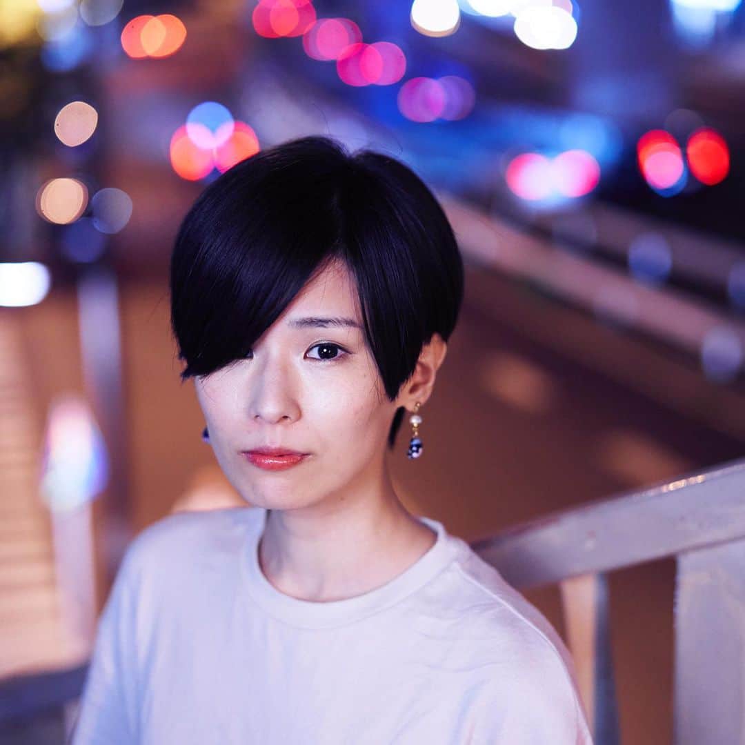 吉川ばんびのインスタグラム：「尾藤能暢さんに撮っていただいた写真。夜と歩道橋と車のライト。」