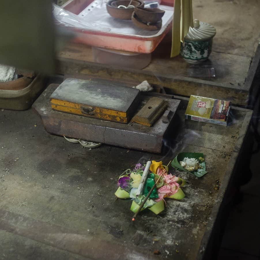 ベックスロックスのインスタグラム：「#Creatingwithintention. ⠀⠀⠀⠀⠀⠀⠀⠀⠀ At Putus studio every morning him and his wife Wayan bless the work benches with “canang sari” Balinese offerings to the gods.  A daily ritual to create balance between god, man and the universe.  Even though I’m not Hindu when I’m sitting at the workshop, offerings remind me to set an intention for my work, they’re a daily reminder to be grateful, to appreciate the moment and celebrate the artisans we co-create with. Without their hands, their knowledge and their skills my vision would never be possible. 🙏🙌 ⠀⠀⠀⠀⠀⠀⠀⠀⠀ #canangsari  #workbench #artisanmade #ethicaljewellery #sustainableluxury #jewelsforlife Photo cred @allenlitton ⠀⠀⠀⠀⠀⠀⠀⠀⠀」