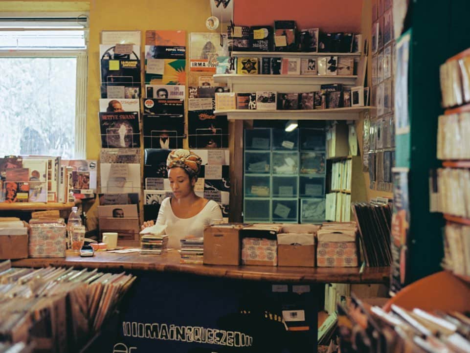 Audio-Technica USAさんのインスタグラム写真 - (Audio-Technica USAInstagram)「The Homespun series with @discogs continues all this week with great sets from record stores @superiorelevation, @honestjonsrecords, @schoolkidsrecords, @factoryrecordsdavenoise and @grimeys. Be sure to visit the Discogs’ Facebook/YouTube every day at 2PM ET to hear each store’s favorite records in support of @musicares! Follow the link in our bio to tune in! . . . #AudioTechnica #Discogs #MusiCares #Homespun #SuperiorElevation #HonestJons #SchoolKids #FactoryRecords #Grimeys #Records」6月16日 0時20分 - audiotechnicausa