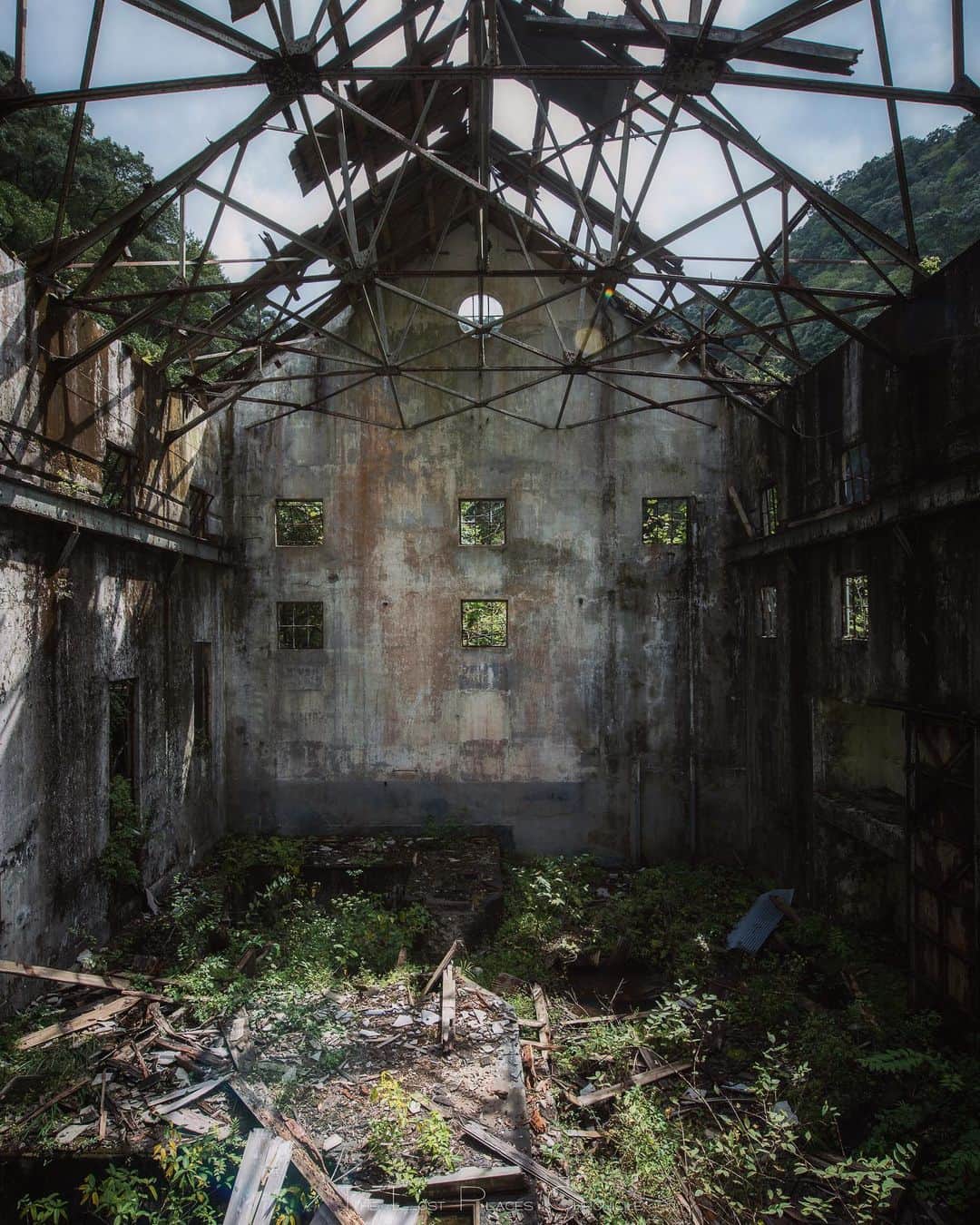 啝 （わ）のインスタグラム：「Reality Side 𓆲 𓆲 𓆲 #abandonedafterdark #urbex_supreme #desertedplaces #abandon_seekers_ #urbex_regards #welcometwoneverland #kings_abandoned #abandonedcentral #the_urbex_institute #renegade_abandoned #rsa_preciousjunk #glitz_n_grime #gotrespassing #savethedecay #bandorebelz #abandoned_addiction #abandoned #urbex #global_urbex #urbex_utopia #abandonig #allabandoned #urbex_kings #sombrexplore #grime_lords #urbxtreme #all_is_abandoned #discarded_butnot_forgotten #廃墟 #made_in_decay」