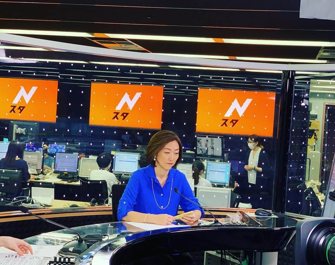 のインスタグラム：「月曜はNスタです。 今日はブレスレットも衣装でした。間違えてつけたまま帰りそうになりました。」