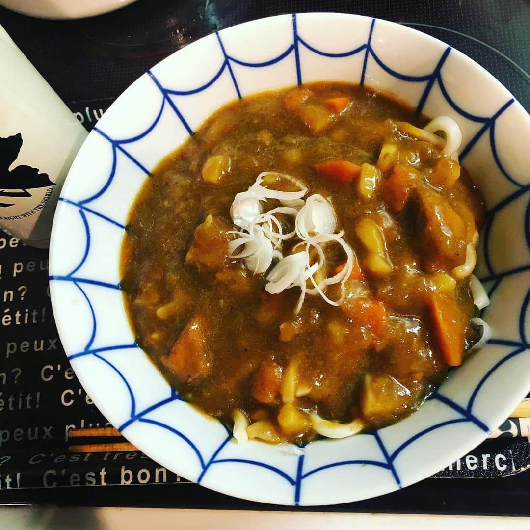 有奈めぐみのインスタグラム：「残りカレーうどんに変身。ゴロゴロしゃがいも、人参は取り出して荒みじん。カレーと汁はお好みで。でも私はお玉分量にしてるかな。お玉2カレーあったらお玉1出汁、お玉2水、とか。新たな新たに片栗粉とかはいれないです。そのままのとろみで。仕上げはネギ乗せて、一味で完成。うどんはチンするうどん、3袋で88円だから、100円位のお得うどん♡ #av #風俗嬢 #熟女 #渋谷 #自炊 #カレーうどん」