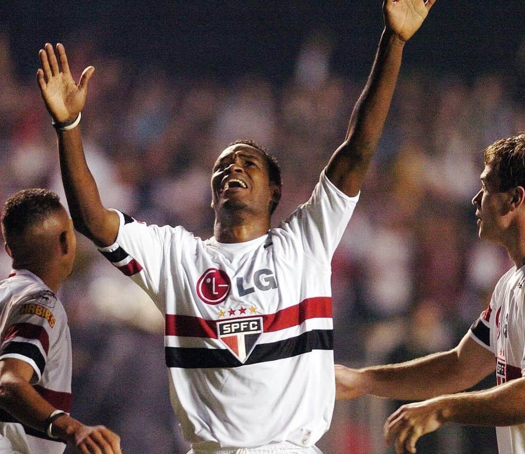 São Paulo FCさんのインスタグラム写真 - (São Paulo FCInstagram)「🥳🎂🇾🇪 Hoje tem parabéns para o grande Fabão! O zagueiro campeão mundial, da Libertadores e do Paulista (2005) e do Brasileiro (2006) completa 44 anos de idade e recebe nossos parabéns!  Curiosidade: só Fabão (2005 e 2006), Raí (1992 e 1993) e Müller (1993 e 1994) fizeram gols em duas finais de Libertadores distintas pelo Tricolor. Ele também foi artilheiro da Legends Cup, com gols na semifinal e na final do torneio.  Mais que decisivo, o defensor balançou a rede 15 vezes, inclusive nesses jogos: River Plate 2x3 SPFC [Semifinal - Libertadores 2005]; SPFC 4x0 Athletico [Final - Libertadores 2005]; SPFC 1x1 Athletico [Jogo do Título - Brasileiro 2006]」6月16日 0時53分 - saopaulofc