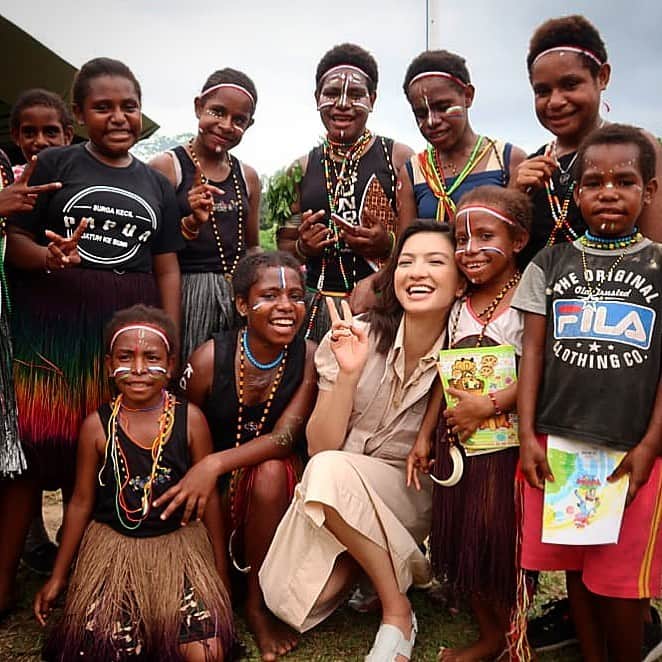 ラライン・シャーのインスタグラム：「Di bulan Februari tahun ini, saya berkesempatan untuk ke Sdm Muko, Distrik Yaro di Nabire Papua bersama volunteer volunteer lain dari Yayasan Tunas Bakti Nusantara. Niat kita untuk membangun asrama yang layak buat anak-anak dari suku pedalaman (Suku Dani) kita mulai dengan peletakkan batu pertama. Mimpi kita hampir terwujud dengan bantuan beberapa pihak. Namun kita masih butuh sedikit dana lagi agar asrama yang kita bangun bisa menjadi asrama yang nyaman. Buat kebanyakan anak anak murid SDM Yaro perjalanan untuk menimba ilmu memerlukan 4-5 jam berjalan kaki melewati hutan. Agar mereka tetap semangat belajar ,asrama ini sangat penting agar mereka bisa beristirahat dengan cukup untuk sekolah lagi keesokan harinya tanpa harus melakukan perjalanan yang panjang dan cenderung membahayakan ini. Buat yang tergerak hatinya cek link di bio saya buat link untuk berdonasi seikhlasnya🙏🏻Hanya dengan berikhtiar bersamalah bangsa ini bisa maju ❤️ #pendidikan #literasi」
