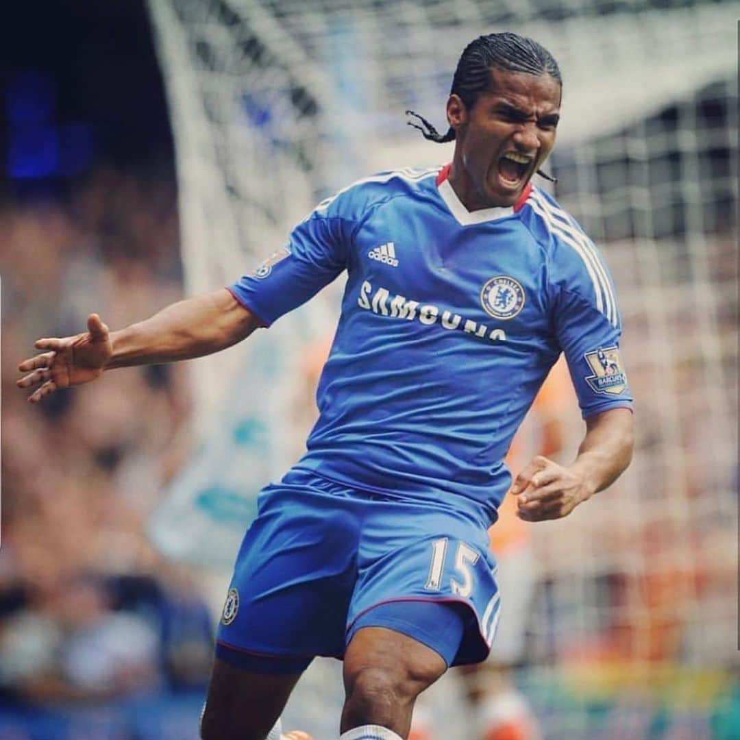 ディディエ・ドログバのインスタグラム：「Never too late to celebrate a 40th Birthday!!! Especially when it’s your Brother’s, your number one Soldier, we started from the bottom, you know this place where nobody believes in you...playing against each other when I was in @lemansfc.officiel and he was @berrichonne_de_chateauroux in second division then we met @eaguingamp living a lifetime experience...our coach even said that “there are two players people need to follow, they are the future”  When I joined @chelseafc I did everything in my power to have him back with me, after becoming the best player of the French league he embarked with us in this pursuits of the beautiful @championsleague  I look back and all I have with him by my side is confidence, strengthens knowledge!!! Welcome to the big Four Zero family Don Dada, Happy Birthday @fmalouda  #whojahblessnomancurse #wearestillaround」