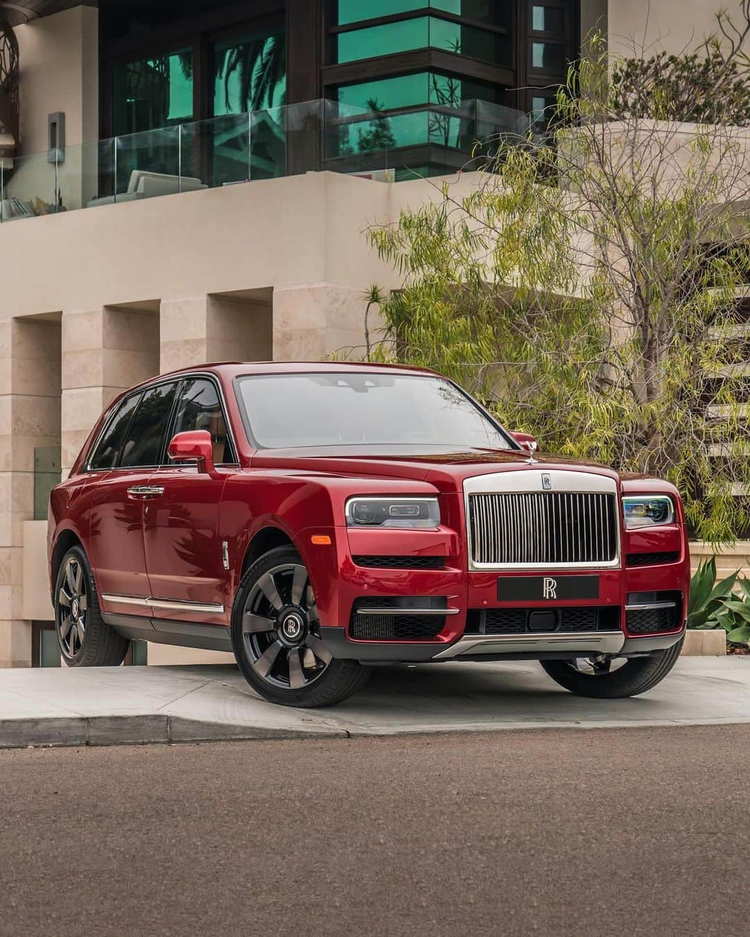 ロールス・ロイスさんのインスタグラム写真 - (ロールス・ロイスInstagram)「From parts unknown to familiar city streets, #RollsRoyceCullinan goes anywhere, effortlessly.  —   NEDCcorr (combined): CO2 emission: 330-328 g/km; Fuel consumption: 19.5 mpg / 14.5 l/100km *   WLTP (combined): CO2 emission: 361-344 g/km; Fuel consumption: 17.8-18.6 mpg / 15.9-15.2 l/100km #」6月16日 1時16分 - rollsroycecars