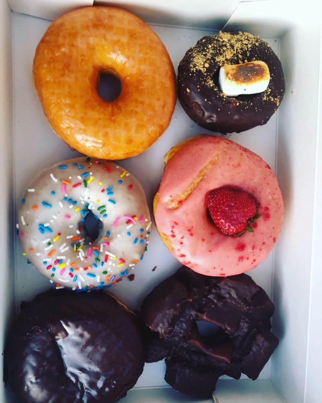 カテリーナ・スコーソンのインスタグラム：「Everybody loves donuts.」