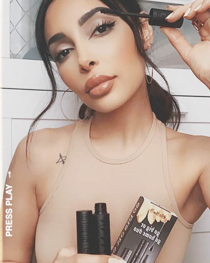 sananasのインスタグラム：「Love at first sight 🖤👀 Le mascara Go Big Or Go Home de chez @kvdveganbeauty est devenu un indispensable pour moi. Si vous me suivez vous savez à quel point je suis reloue quand je teste un mascara parce que je veux : du volume, de la longueur, de la courbe oui MAIS qui tient et une couleur noire intense ! Ce mascara réunit tous ces points et pourtant mes cils ne sont pas faciles à amadouer 😅Depuis sa sortie il fait partie de mes préférés j’en ai toujours un ! Si ça vous dit de le tester, en ce moment chez @SephoraFrance, vous avez ce coffret en édition limitée qui contient le full size et le format voyage qui est gratuit donc en gros vous en avez deux mais vous ne payez que le “grand” 😉Et en plus jusqu’au 9 juillet, à partir de 40€ d’achats sur la marque KVD sur le site de Sephora, vous aurez 3 minis produits offerts 🎁  Vous pensez quoi de mon avant après ? Je trouve ça impressionnant ! Vous connaissiez ce mascara ?  PS : Go Big Or Go Home ca veut dire “Fais moi des cils de dingue ou rentre chez toi !” 😂 c’est exactement ce que je me dis quand je teste un nouveau mascara ahah !  #GBOGH」