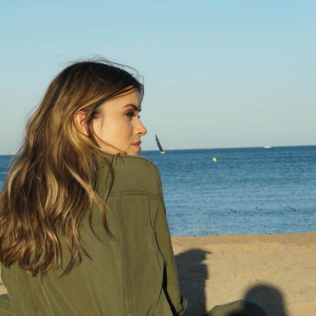 イブルースさんのインスタグラム写真 - (イブルースInstagram)「7PM / Perfect time to enjoy sunset vibes at the very well-known Barceloneta Beach that goes along the whole city ⛱  Styling tip? Go barefoot!  #iblues #onedayinbarcelona #vamosalaplaya」6月16日 1時32分 - iblues_official