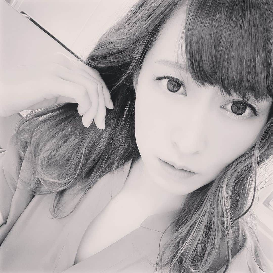 名塚佳織さんのインスタグラム写真 - (名塚佳織Instagram)「♪ 先日… 久しぶりに スタジオで 生放送してきました！！ ソーシャルディスタンスを取り… 除菌や換気… 予防を徹底して♪  距離が遠いとちょっぴり 難しい部分もあったけど…💦 お客様が喜んで下さったようで… それが何より幸せでした♡  拙いMCで申し訳ありませんでしたが 最後までお付き合い ありがとうございました♡  また同じ時間を共有できる日を 楽しみにしております♪ #ガルフレ #ガルフレ生放送  あとね♪ いつもお世話になってる ネイリストさんが なかなかお店行けないからって プレゼントしてくれた #ネイルチップ  付けてみたよ♡ #ローラポンポニー 可愛い♡ 有り難い♡ 皆さまの気遣いに 感謝感謝の日々です♡ みんな ありがとう♡」6月16日 1時42分 - nazuka_kaori424