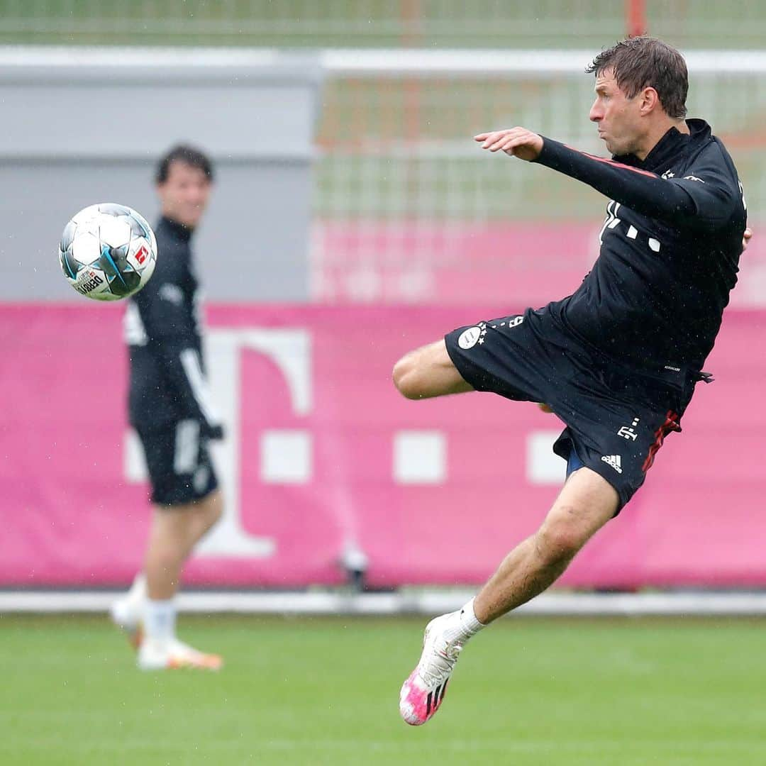 トーマス・ミュラーさんのインスタグラム写真 - (トーマス・ミュラーInstagram)「Back on the pitch ⚽️ #SVWFCB #Müllendowski #PACKMAS #fcbayern #OneStepToGo #esmuellert」6月16日 2時01分 - esmuellert