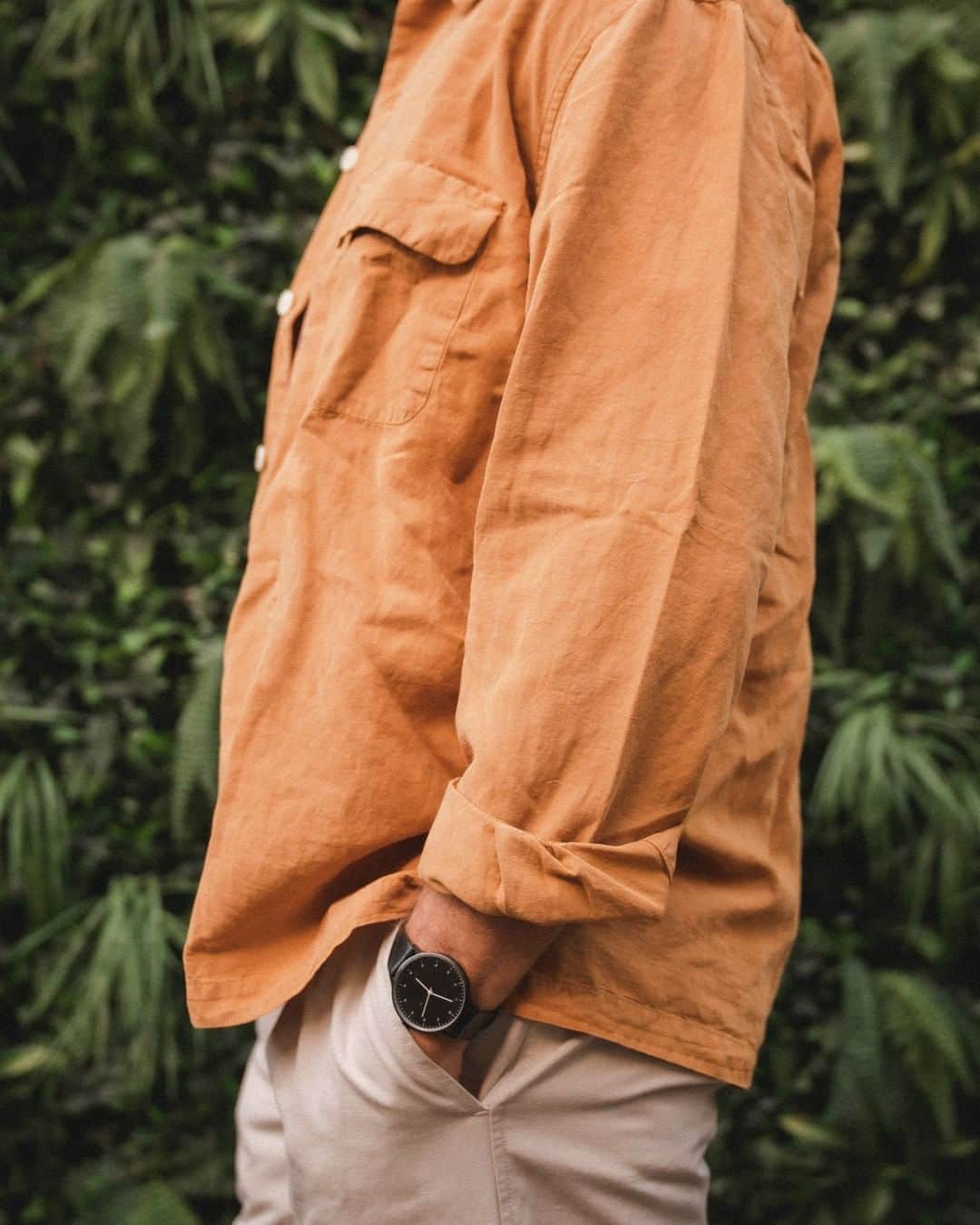 MR PORTERのインスタグラム：「Nothing says summer quite like rumpled linen. Made from the fibres of the flax plant, it is the fabric of yacht owners, of aperitifs by the harbour, and long, balmy evenings in the redolent Italian Riviera. A colourful crinkled-up linen shirt is a great jumping-off point for your summer wardrobe. Head to the link in bio to discover some of our favourites, including this burnt ornage camp collar version from our in-house label @mrp. #MrPmyway」