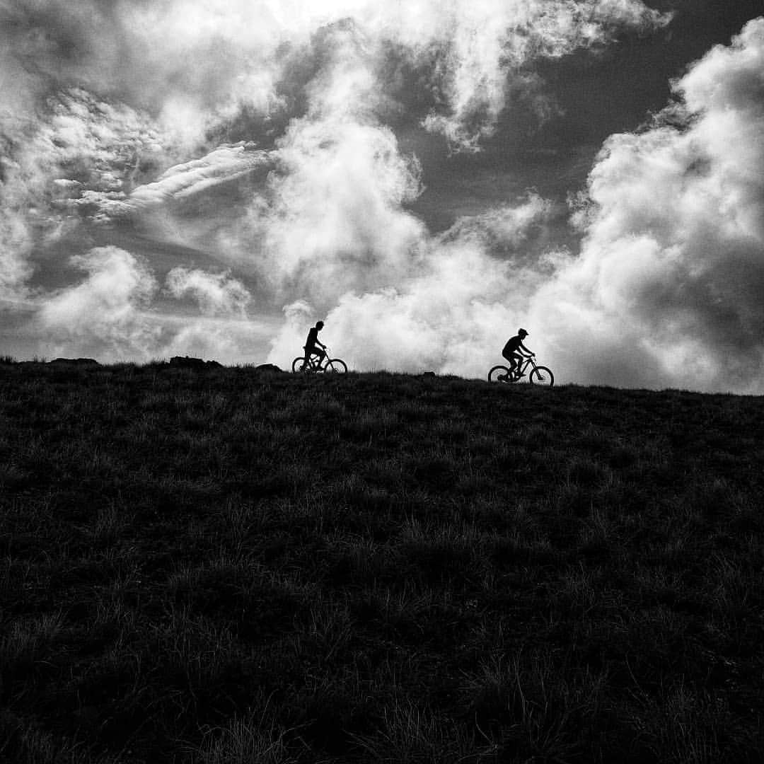 ペイジー・クラッセンのインスタグラム：「Trail blazing a few years back with @arjandekock and @madmikebaleta. To be clear, they were trail blazing and I was cloud gazing.」