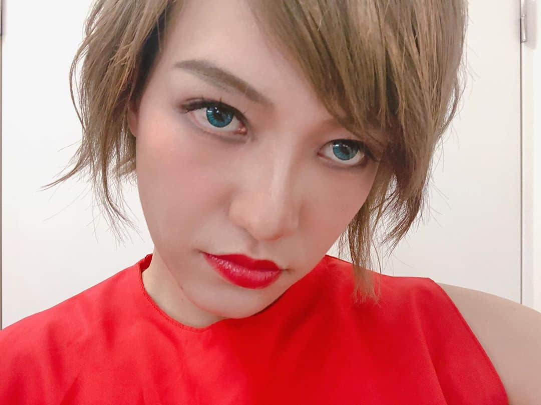 金原早苗さんのインスタグラム写真 - (金原早苗Instagram)「前ストーリーにのせたやつ。 改めて投稿。 カラコンが綺麗に入った日👀💙 #ミラジョボビッチ #ミラジョヴォヴィッチ  #millajovovich  #ハリウッド女優  #ゼロ変顔 #メイクのみ #明日新作モノマネ載せよう #新作の前ぶれ #おうちモノマネ」6月16日 1時54分 - kiiiiin37