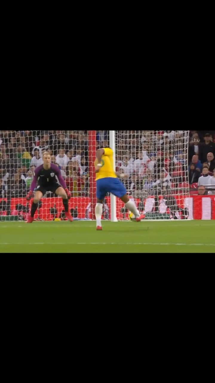 のインスタグラム：「It’s been a mad few years but plenty to enjoy. Thanks to @djkieronj .... turn it up cos he makes goalkeeping a party 💥🥳Plenty more to come aswell 😉💪」