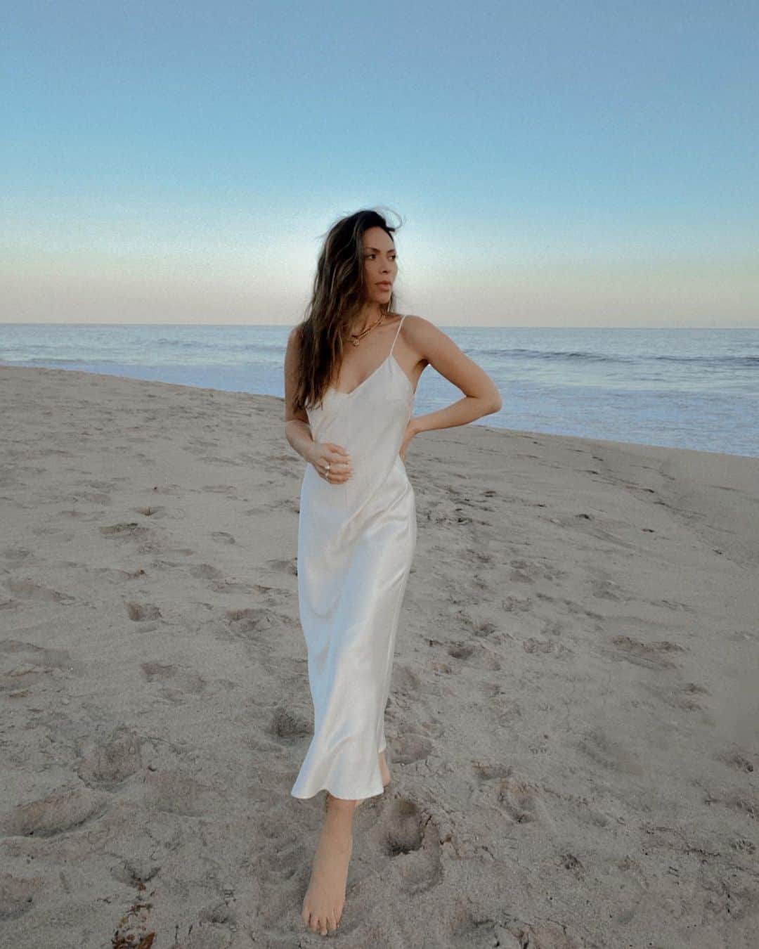 Marianna Hewittのインスタグラム：「happiest by the ocean 🤍 🌊」