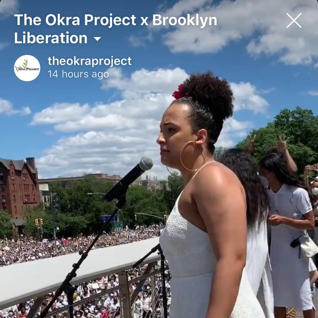 タヴィ・ゲヴィンソンのインスタグラム：「Please go to @theokraproject and watch this video of their founder @thefreeactorvist addressing 15,000 people yesterday at the #BrooklynLiberation Action for Black Trans Lives. Thank you to the organizers and speakers who made it possible for so many to gather and listen to Ceyenne @doroshow of @glits_inc, @raquel_willis and the family of Layleen Polanco. I listened and marched in awe. Go to ActForBlackTransLives.com for a comprehensive document of actions, reading, and organizations to follow and support not just right now but always. Make your donations recurring, invest in Black trans lives. #BlackTransLivesMatter. #BlackTransJoyMatters. #BlackTransPowerMatters.」