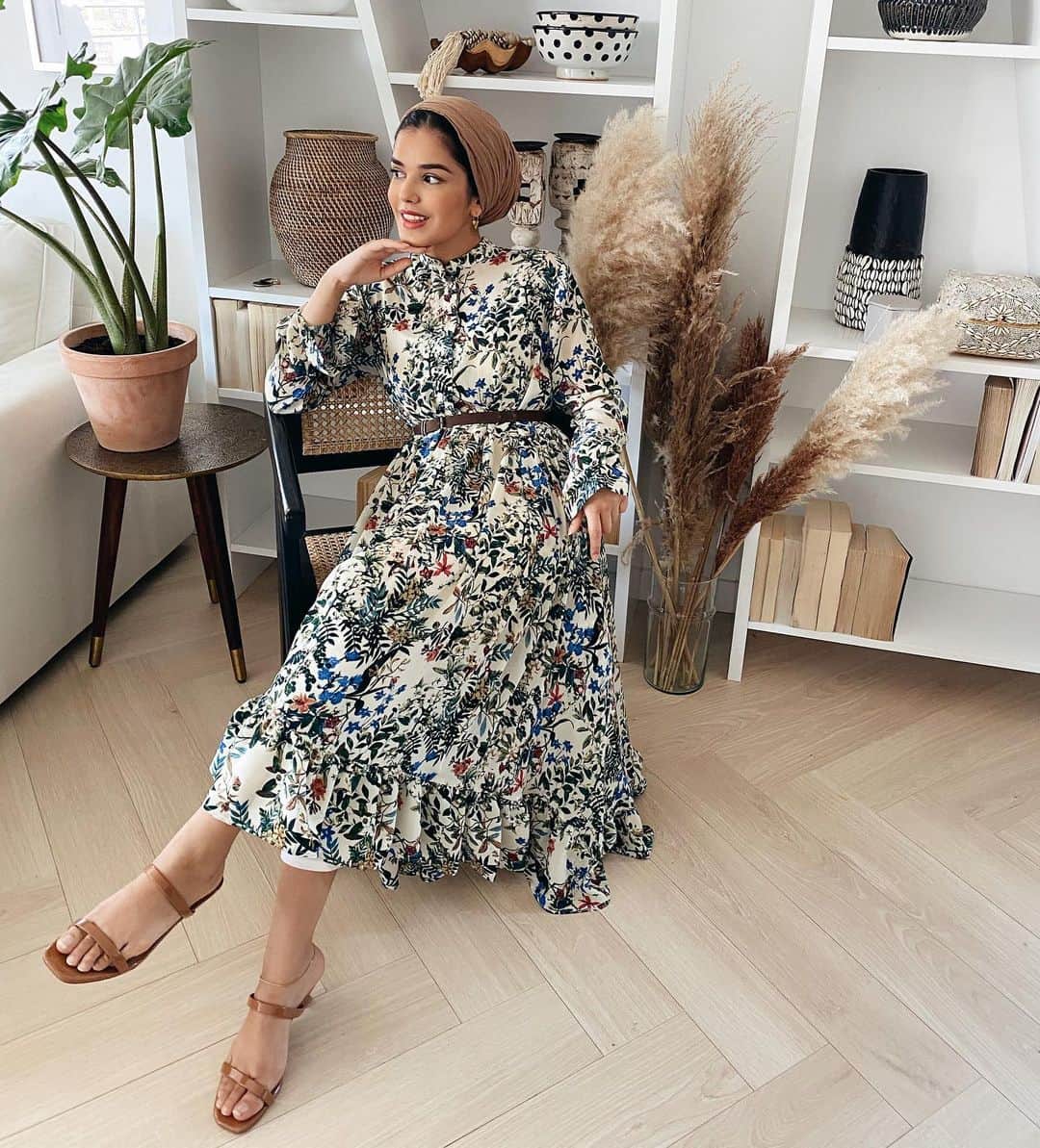 ALDO shoesさんのインスタグラム写真 - (ALDO shoesInstagram)「In your natural habitat. Please excuse @saarazai while she wears her #AldoxRockyBarnes sandals at home. Shop her favorite summer look in bio.」6月16日 2時34分 - aldo_shoes
