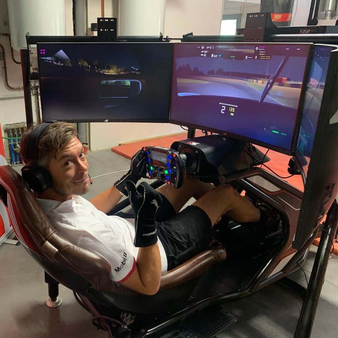 アンドレ・ロッテラーのインスタグラム：「Did the virtual @24heuresdumans on my @rssimulation #sectorone rig! Pro unit giving you all the feedback possible. Including bumps, kurbs and a bit of yaw thx to the moving platform.」
