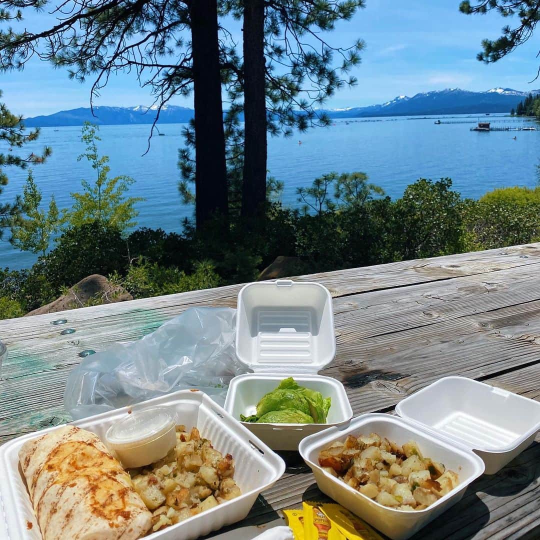 ローレン・ペルツのインスタグラム：「Everyone needs a place to think, meditate, & eat a burrito.」