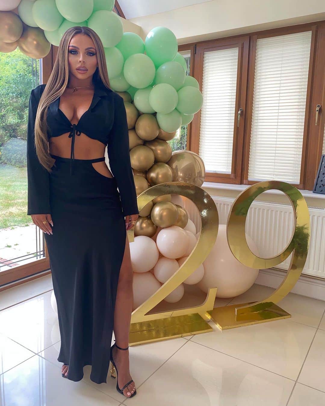 ジェシー・ネルソンのインスタグラム：「Had the loveliest birthday all thanks to @littlebigthingsessex @bestdayeventsco for my amazing decorations and @mlbespokecakes for making my dream birthday cake 🖤」