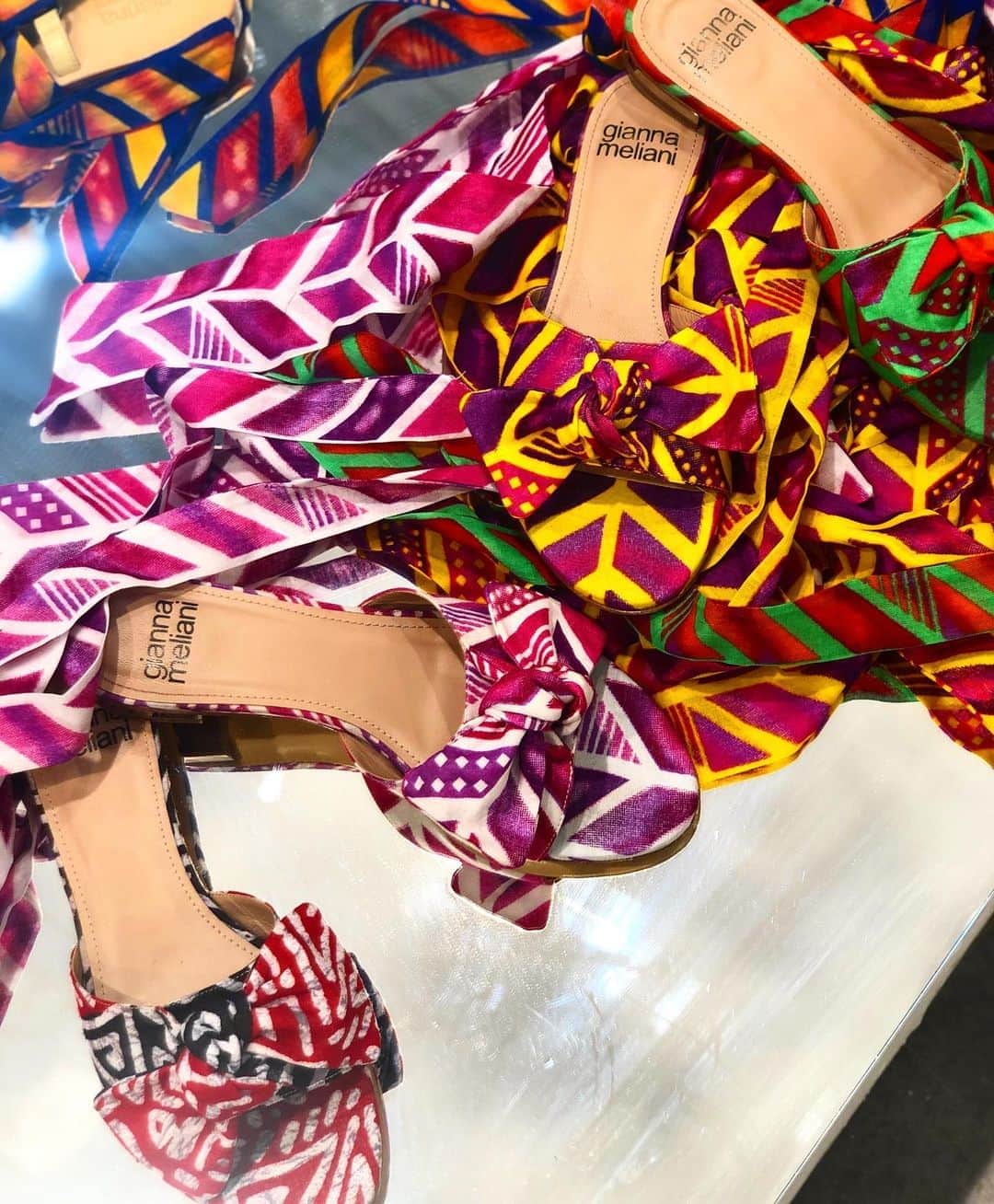 ジャンナメリアーニさんのインスタグラム写真 - (ジャンナメリアーニInstagram)「Every piece is unique: African handmade cut fabrics make your shoes One of a Kind! 🤩❤️ #GiannaMeliani  #news #shoes #flats #SS20」6月16日 2時51分 - giannameliani