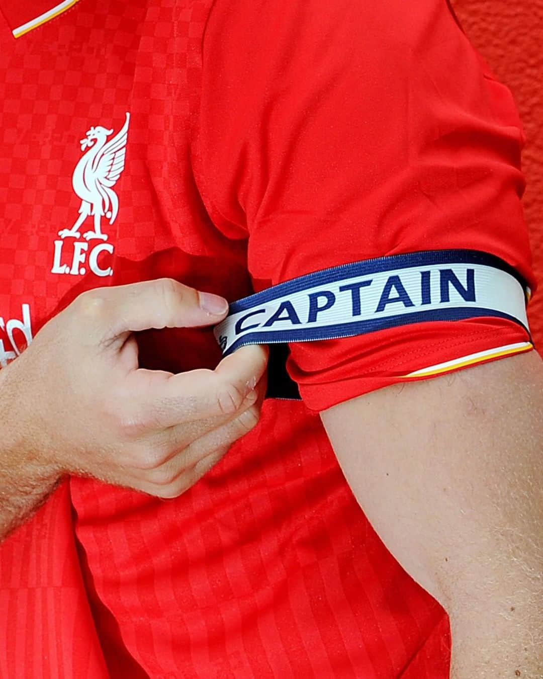 リヴァプールFCさんのインスタグラム写真 - (リヴァプールFCInstagram)「Who was #LFC captain for the first game of ours you ever watched? 🤔 #LiverpoolFC #Liverpool」6月16日 3時01分 - liverpoolfc