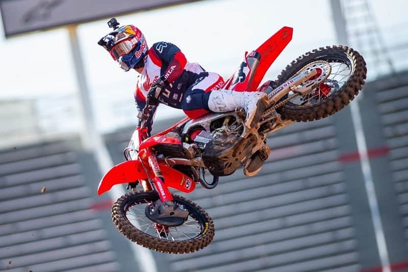 Honda Powersports USさんのインスタグラム写真 - (Honda Powersports USInstagram)「Red Rider Race Report  Team Honda HRC’s Ken Roczen @kenroczen94 finished in the top spot in the 450SX main event on Sunday and took back second place in the AMA Supercross points standings.  In the season’s last normal 250SX West race, GEICO Honda @fchonda rider Jett Lawrence @jettson83 put in an impressive performance, taking third in the main event.  Round six of the GNCC series @gncc_racing , at High Point Raceway in Western Pennsylvania, saw Phoenix Racing Honda @phxracinghonda rider Andrew Delong @adelong410 take ninth in XC1 while teammate Brody Johnson @brody235 stretched his flawless 2020 streak in 250A. The top-finishing XC2 Red Rider was Preston Campbell @prestoncampbell300 of JCR Honda @jcrhonda , in 14th. On four wheels, Phoenix's Grayson Eller @eller_171 topped the College A division for the third time this season.  The second round of the American Cross Country Championship, held at ERX Motor Park in Elk River, Minnesota, saw DR. PowerSports' @dr.powersports Chad Deutsch @dr_powersports_racing finish fourth in the Pro Turbo class. In Pro-Am Turbo, Jarrod Sheets @jarrodsheets entered a bone-stock (normally aspirated) Talon and still bested the turbo competition by six minutes! #ridered」6月16日 2時55分 - honda_powersports_us