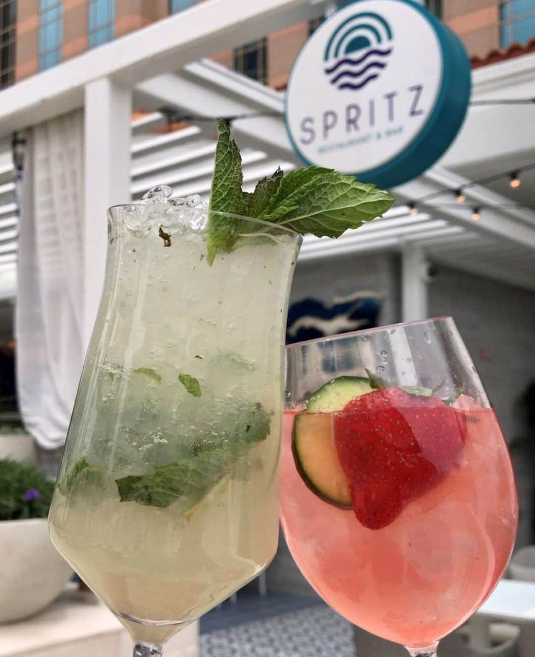 The Venetian Las Vegasさんのインスタグラム写真 - (The Venetian Las VegasInstagram)「Champagne, cocktails, and Nashville hot chicken are now served poolside at Spritz Restaurant & Bar. #poolday #champagne #pool」6月16日 3時00分 - venetianvegas