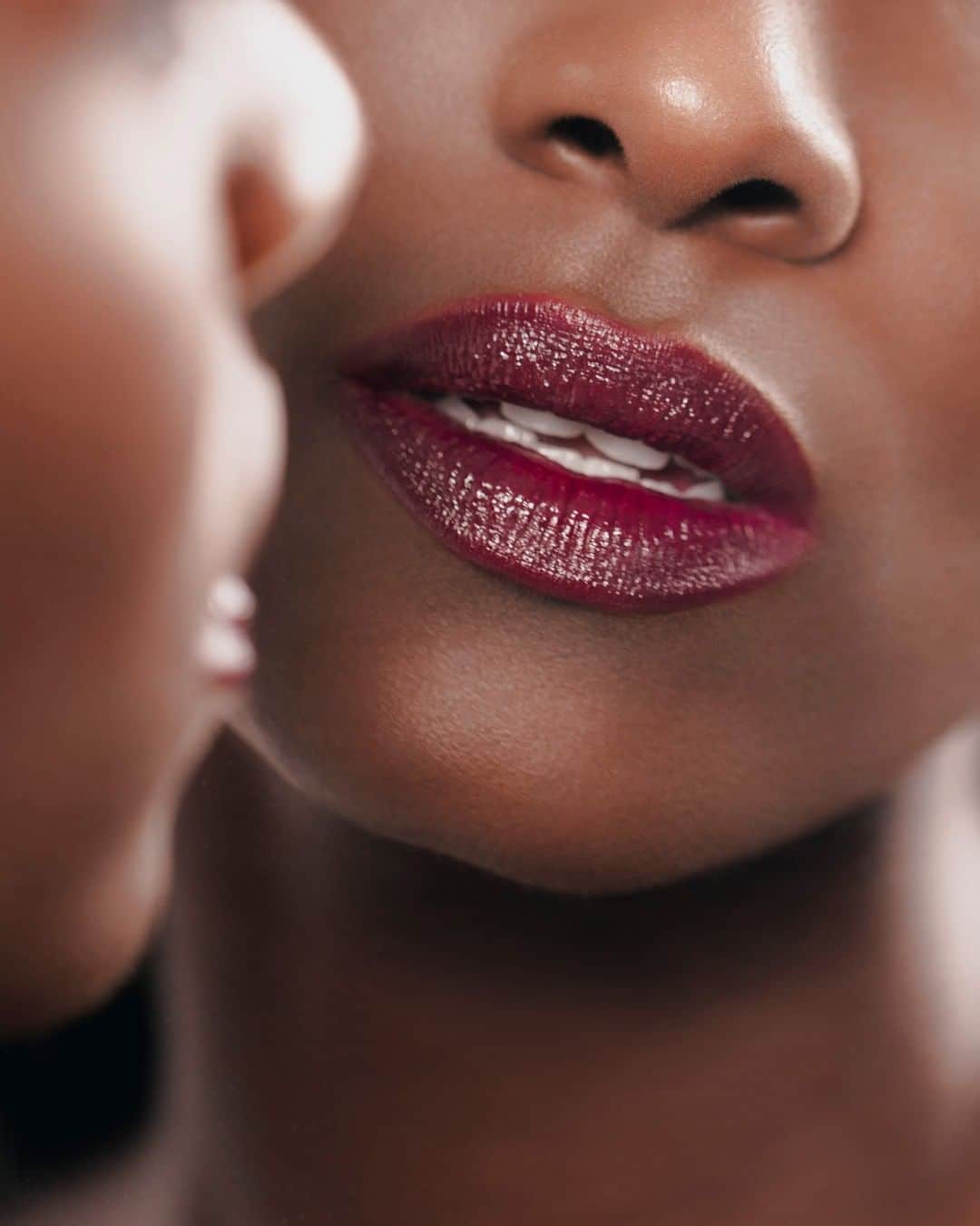 Smashboxのインスタグラム：「Here for a little berry moment 💋 ​⠀⠀⠀⠀⠀⠀⠀⠀⠀ model: @khadijashari​」